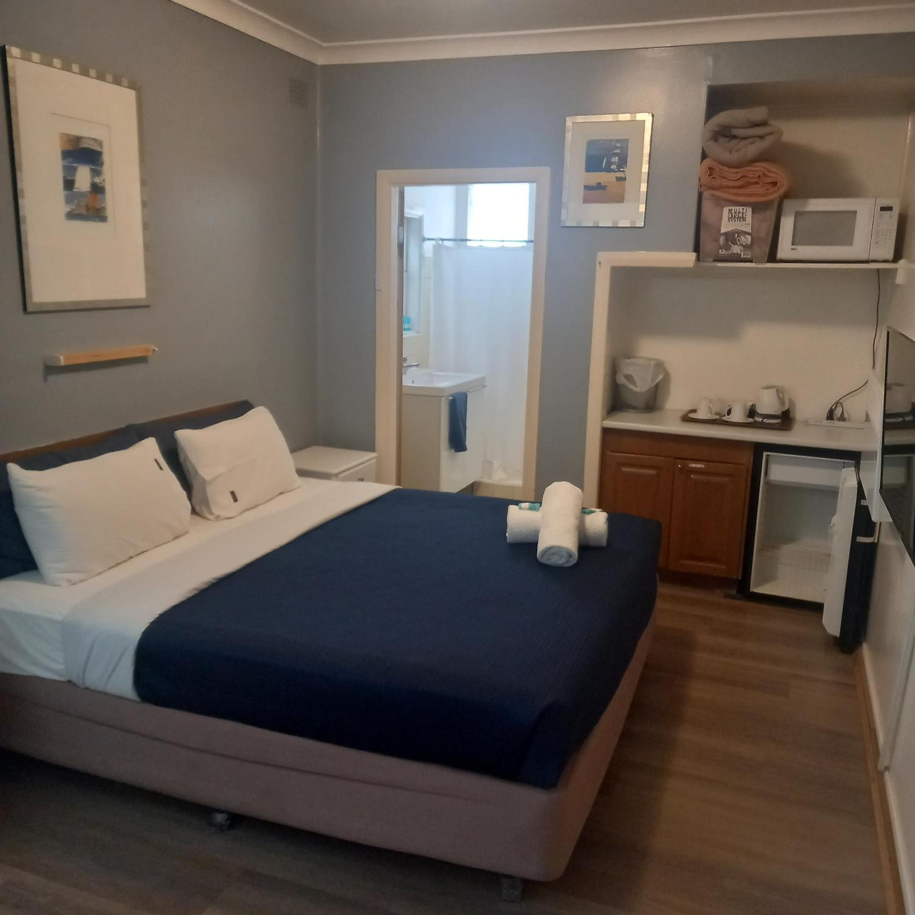Quadruple Room with Private Bathroom - Photo 12