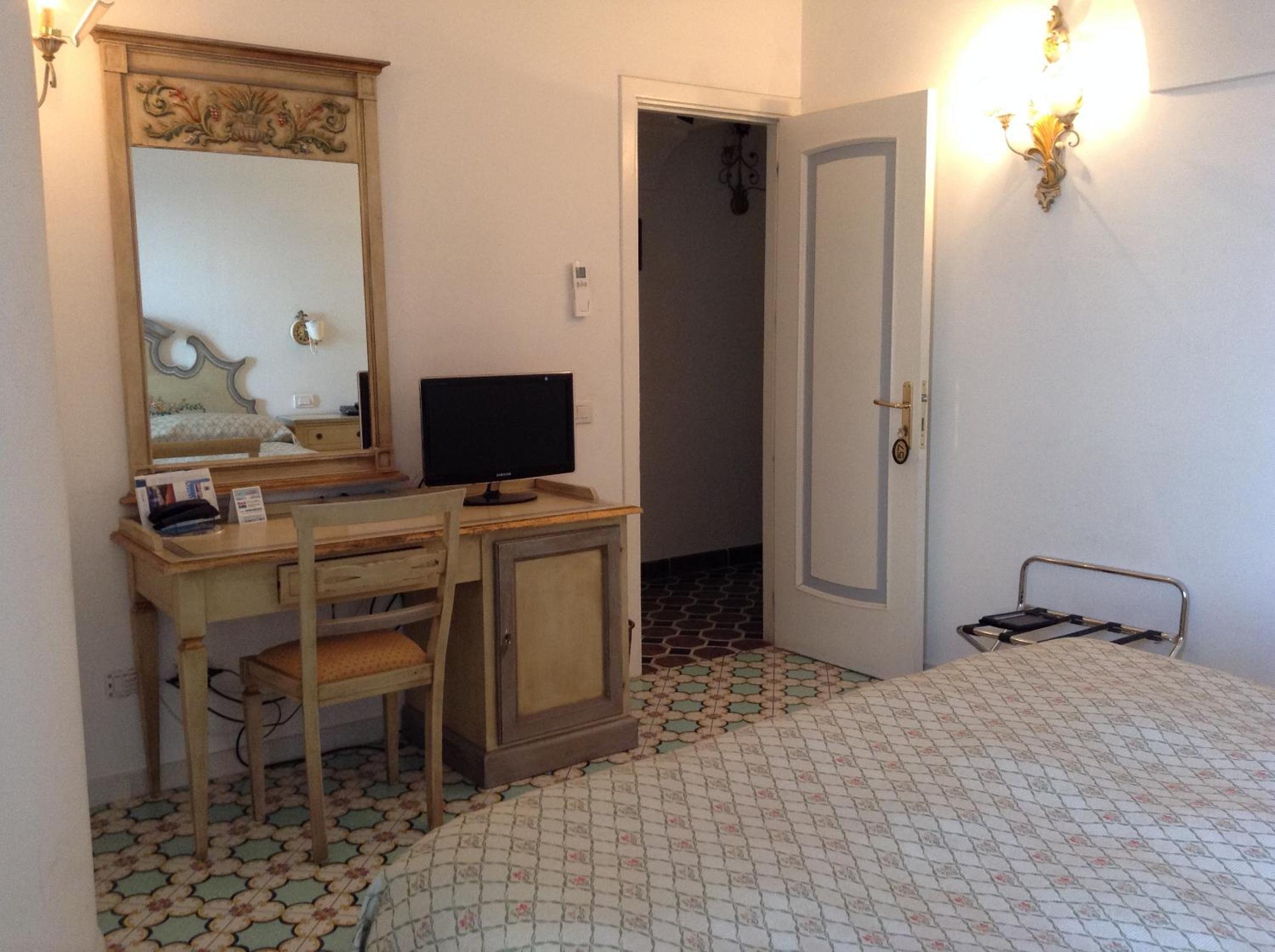 Double Room - Photo 12