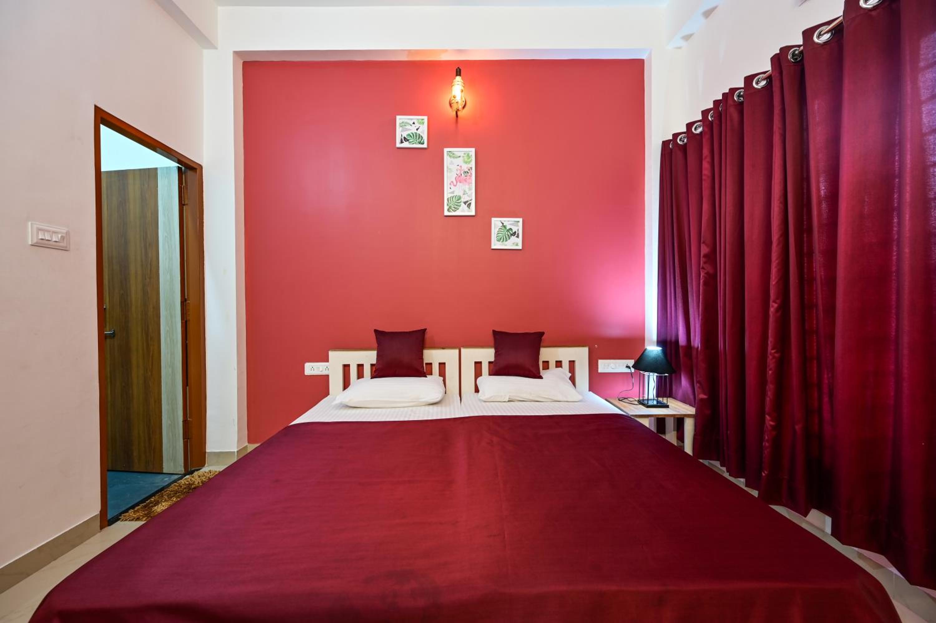 Double or Twin Room with Balcony - Photo 4