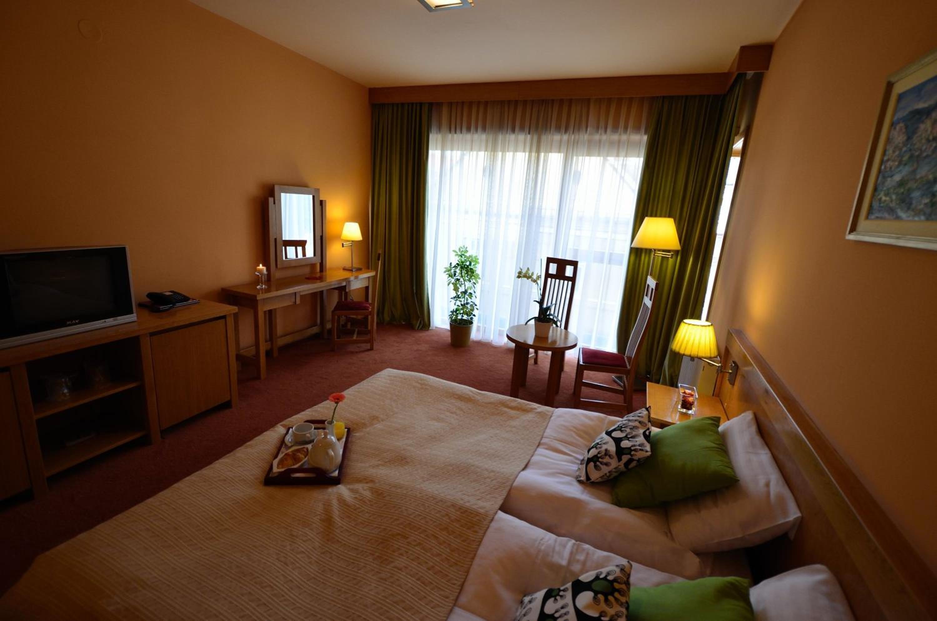 Premium Double or Twin Room - Photo 4