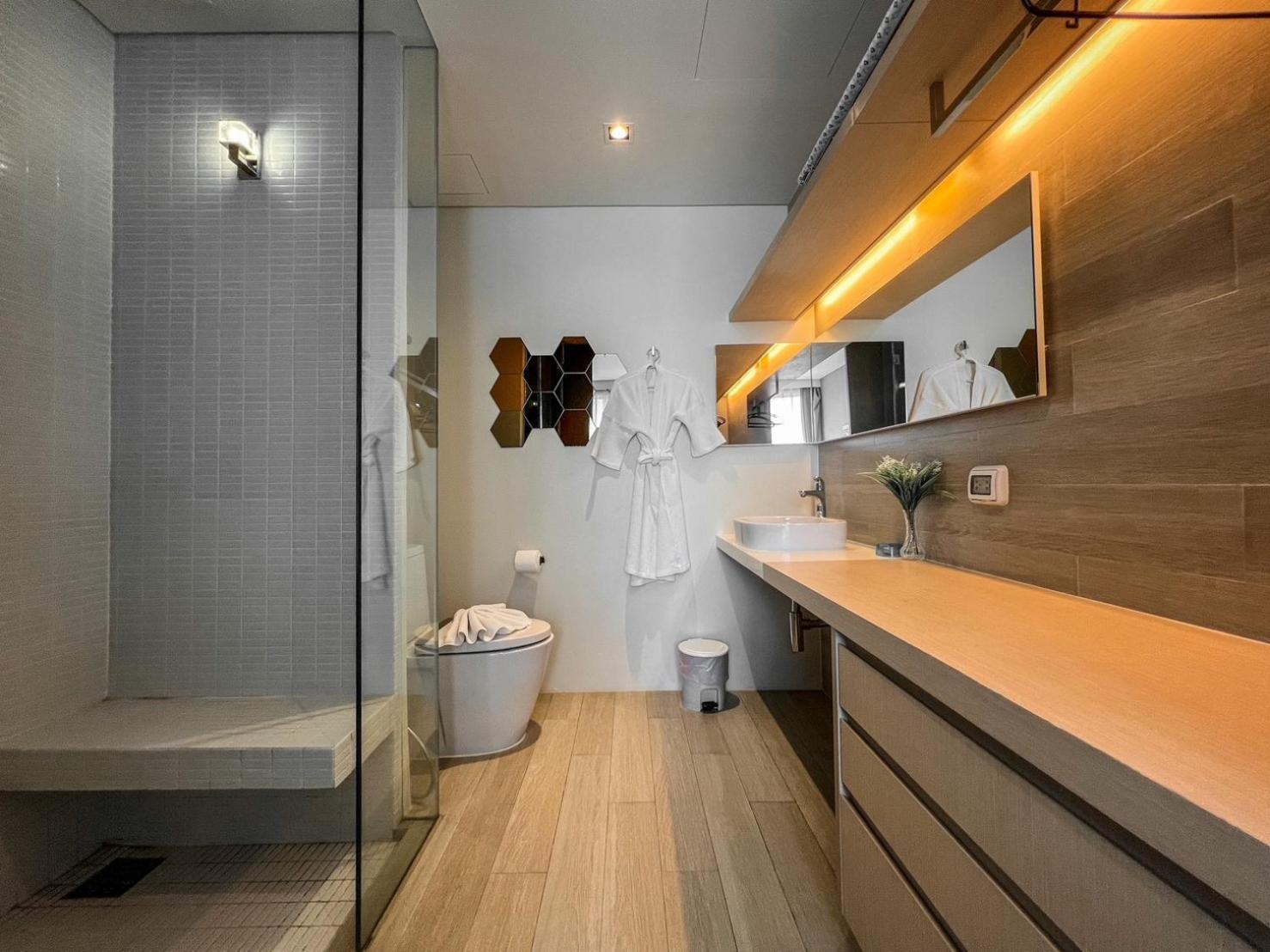 Deluxe Double Room with Balcony - Photo 8