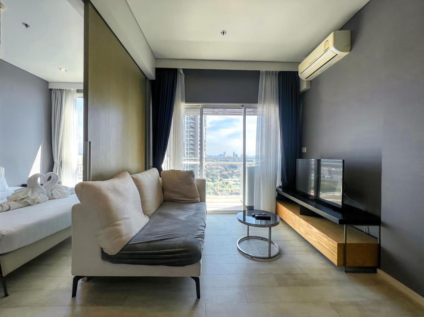 Deluxe Double Room with Balcony - Photo 6