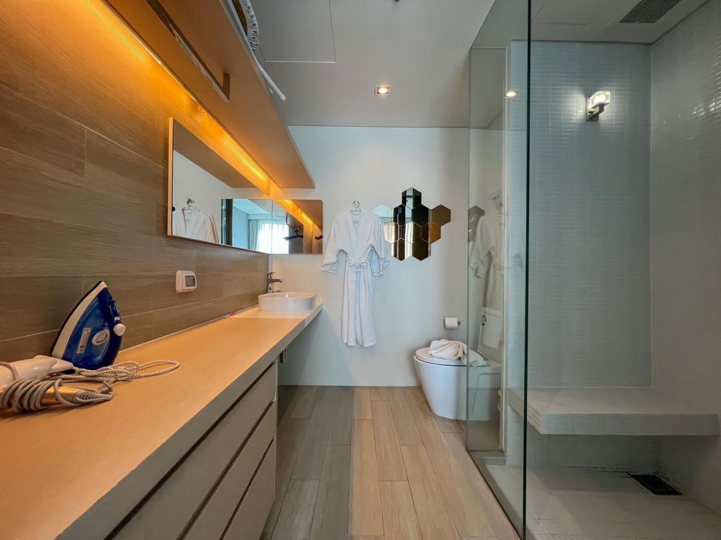 Deluxe Double Room with Balcony - Photo 4