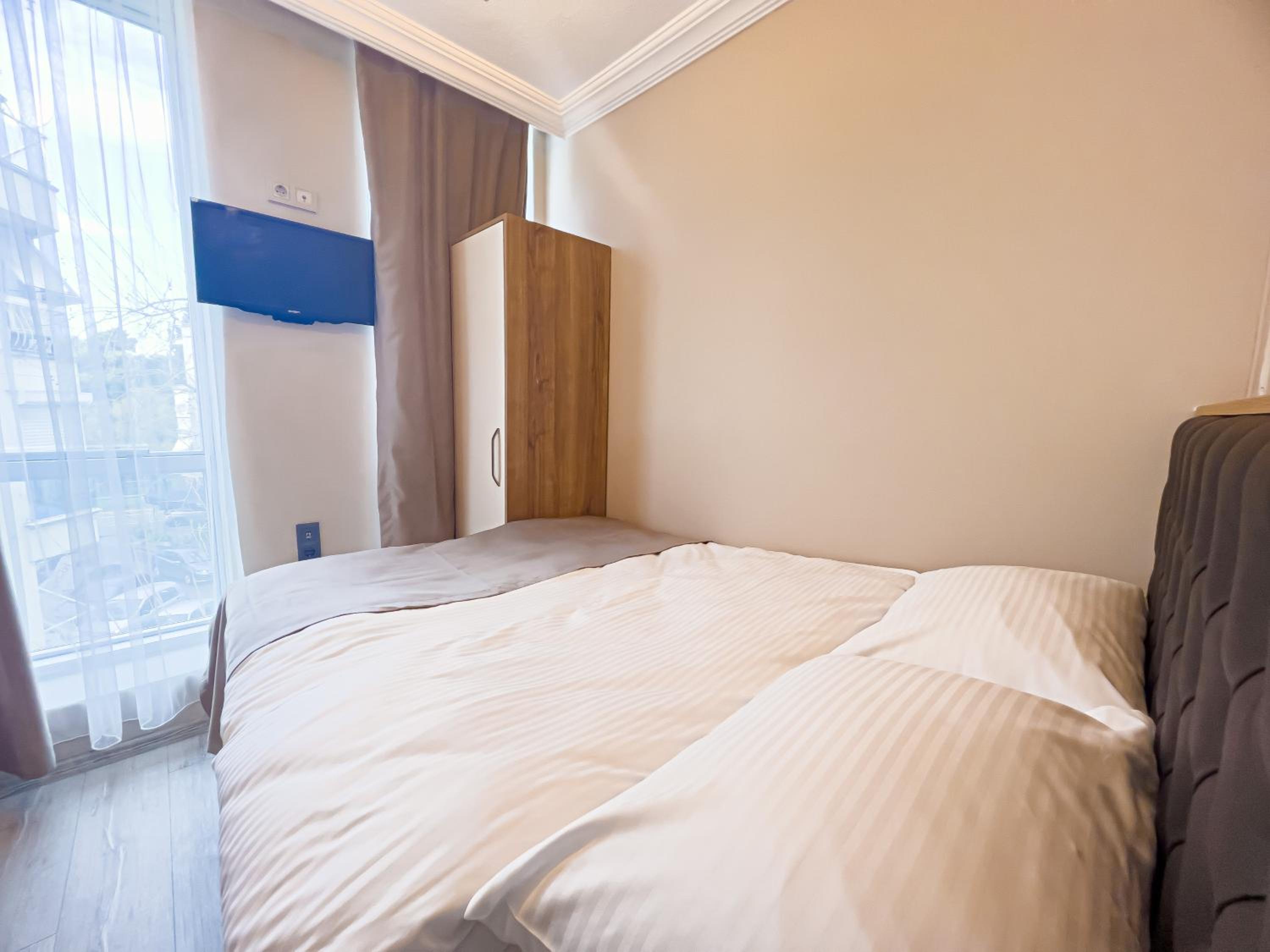 Budget Double Room thumbnail 6