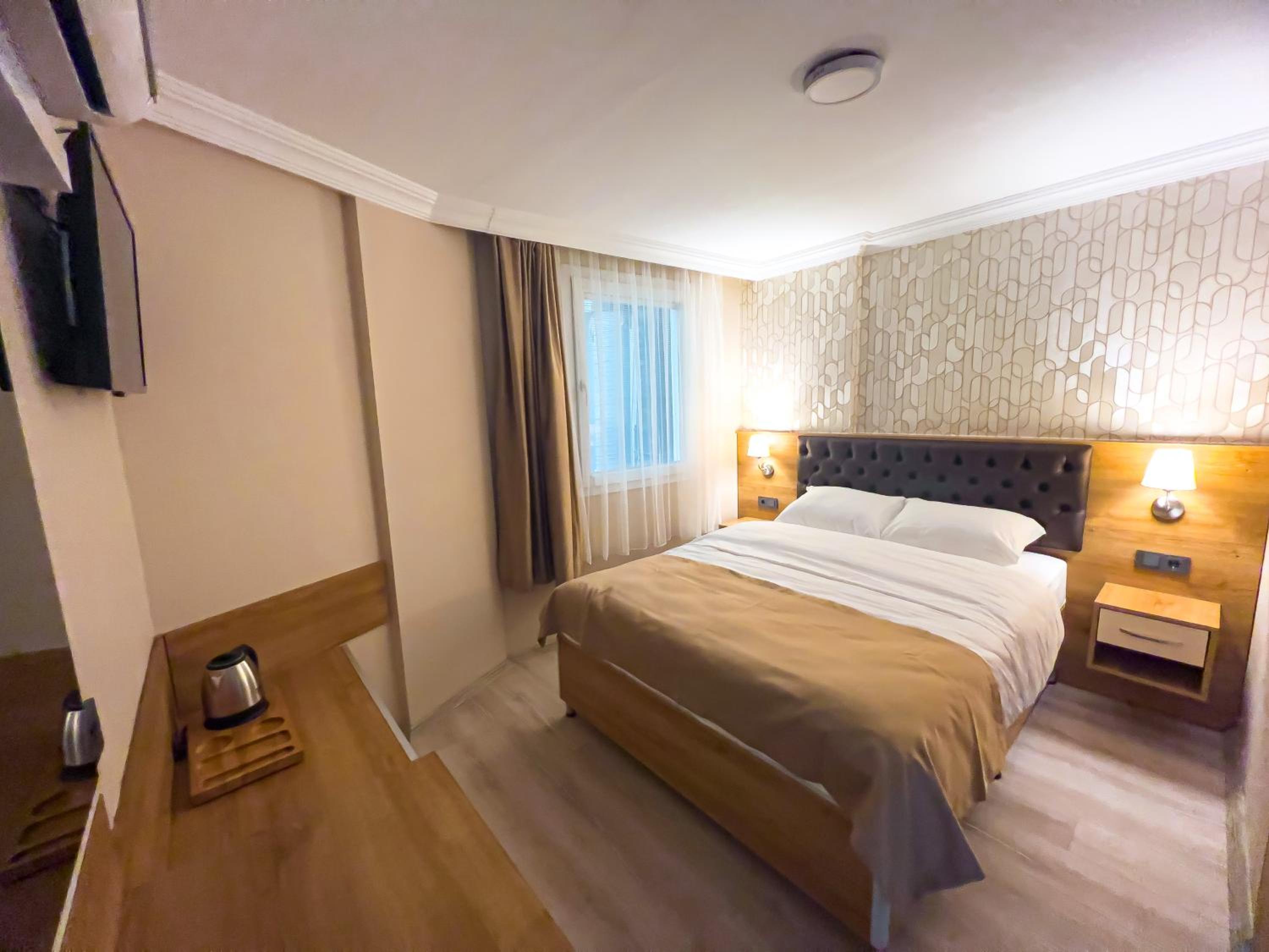 Budget Double Room thumbnail 5