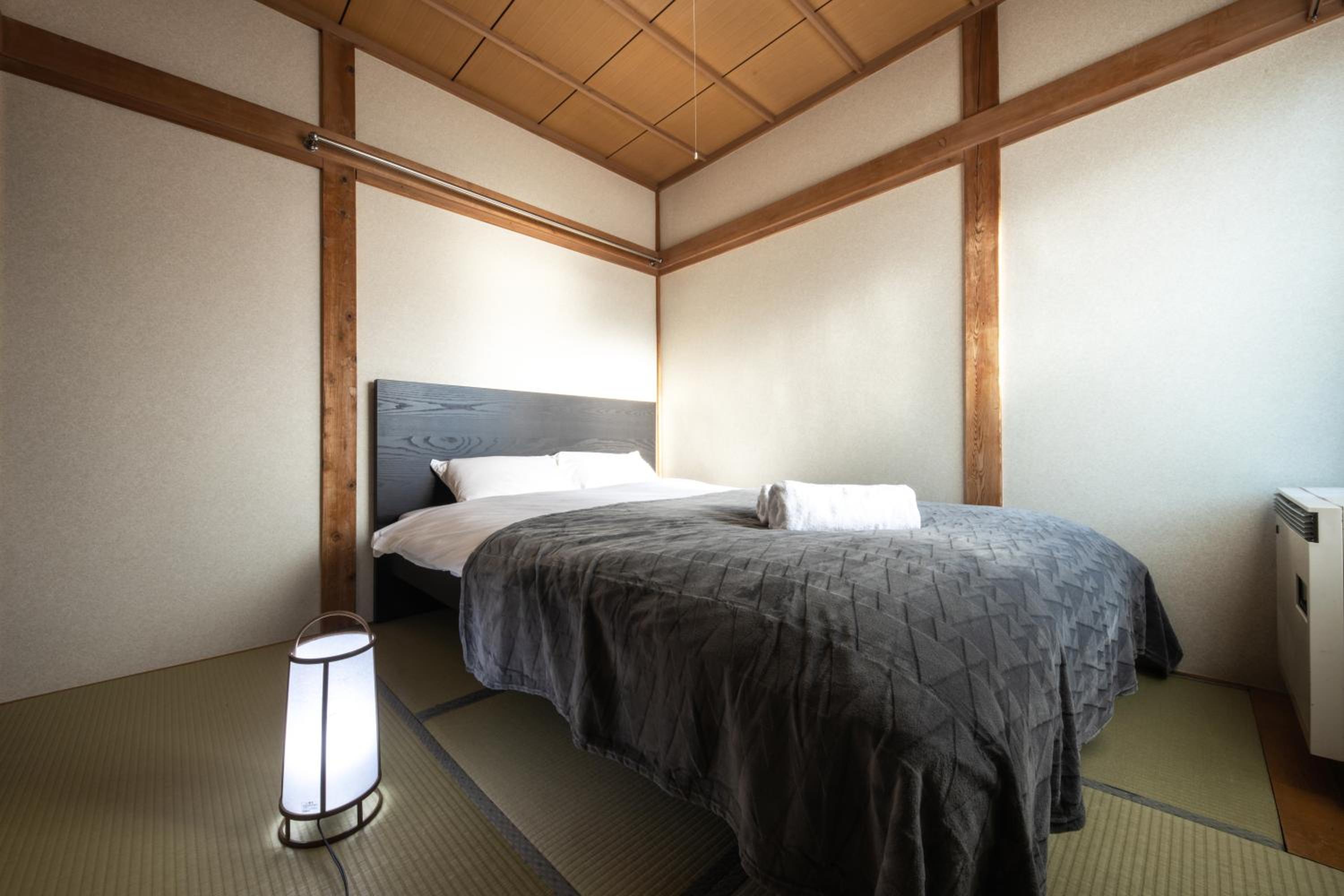 Double Room with Shared Bathroom - Photo 2