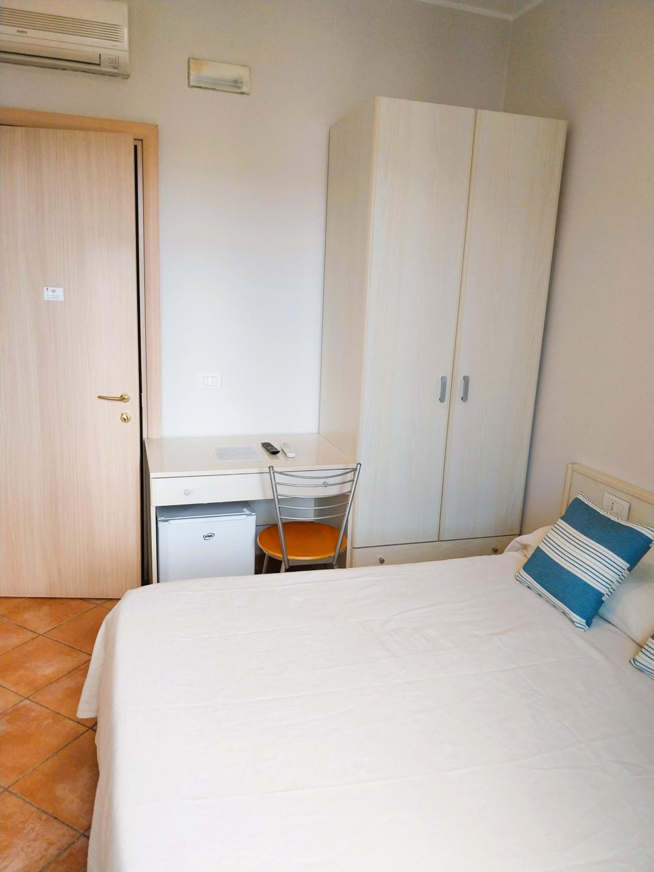 Economy Double Room photo 3