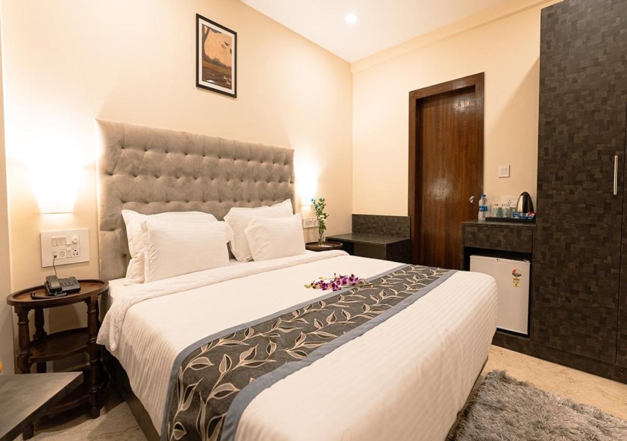 Deluxe Room with Balcony Pool and Mountain View