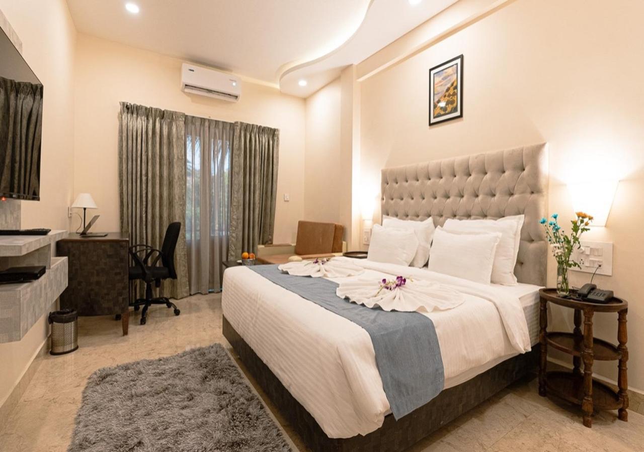 Premium room with Balcony Pool and Mountain view
