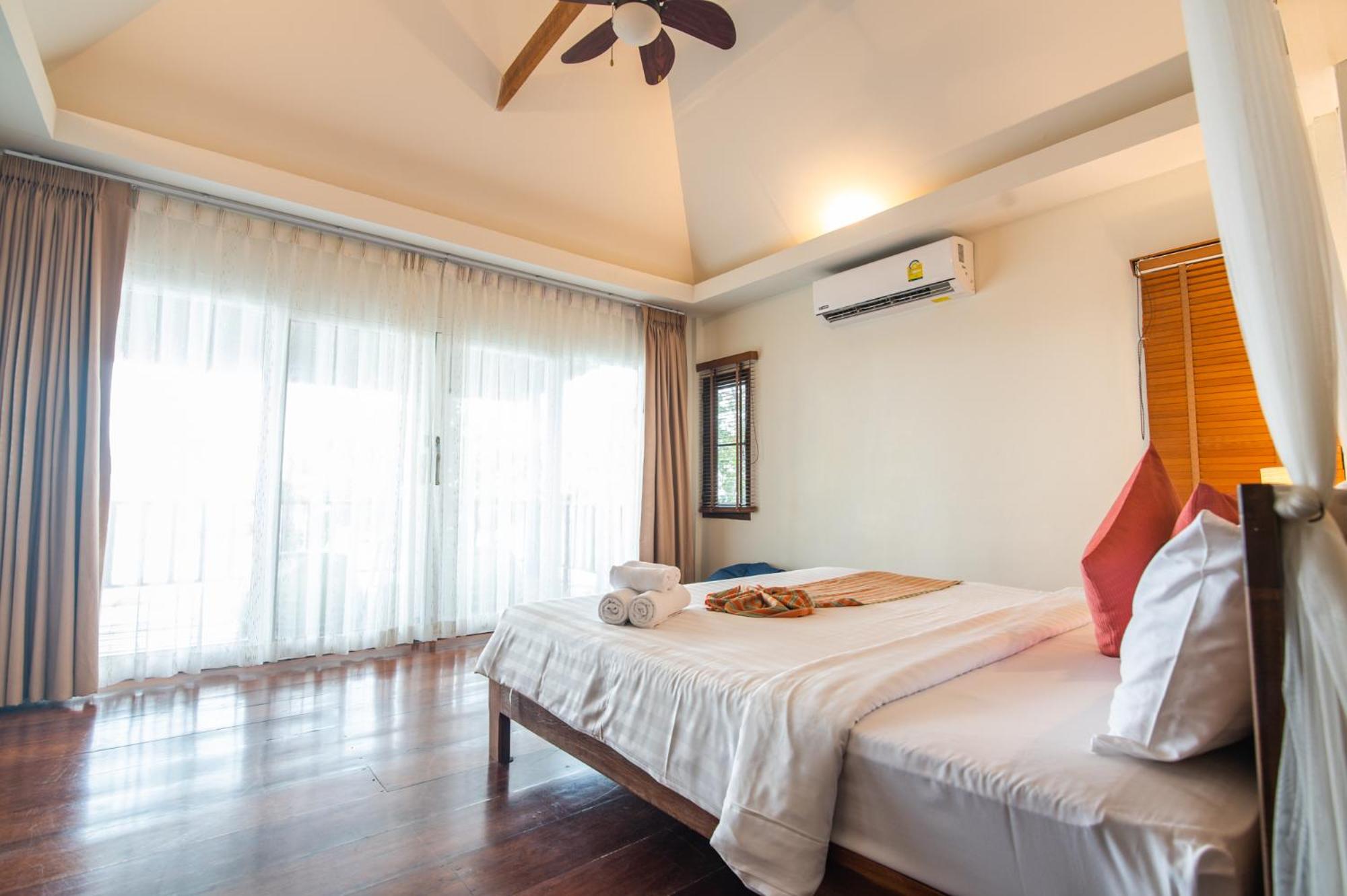 Deluxe Beachfront House photo 3