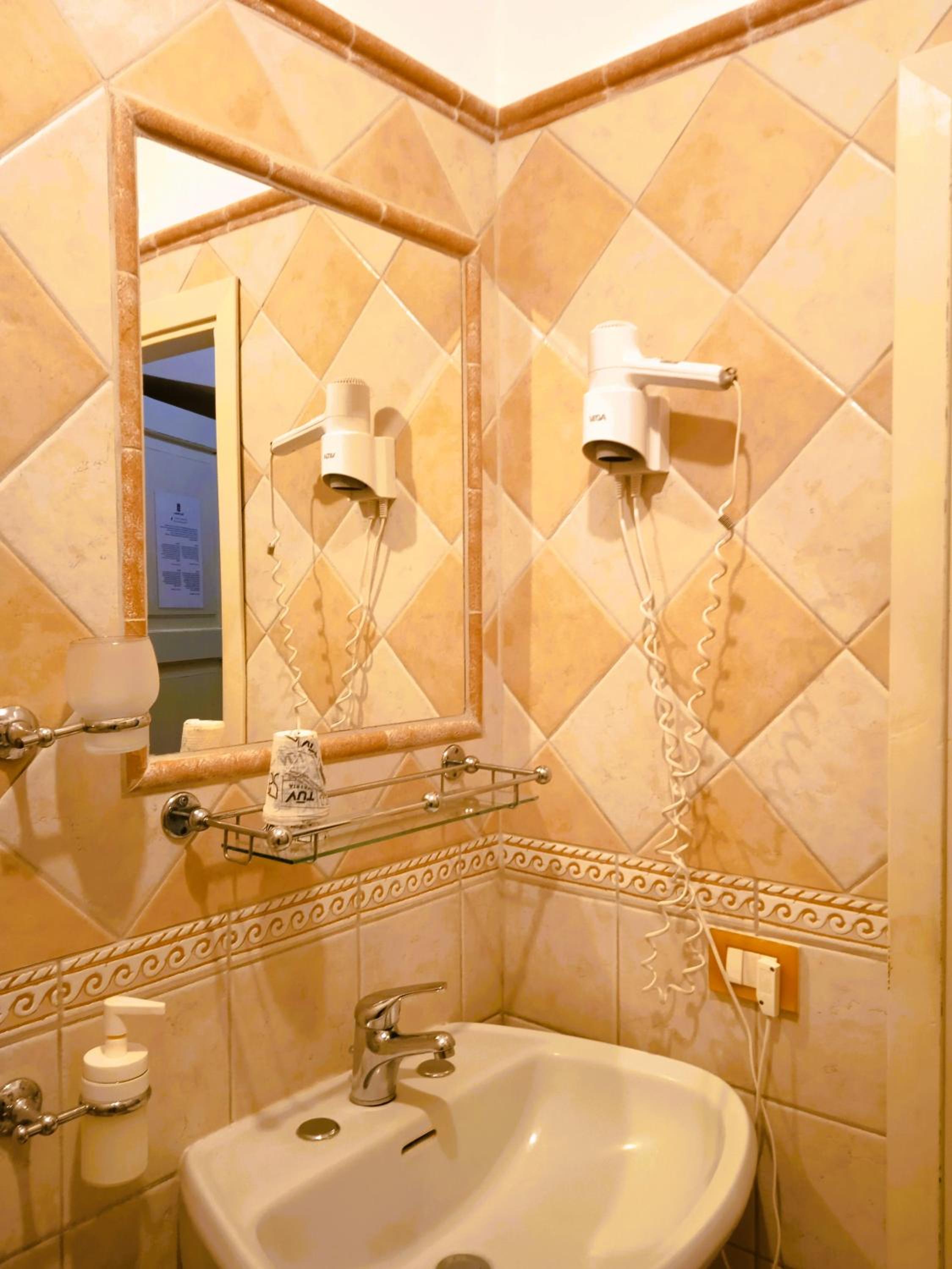 Double Room - Photo 10