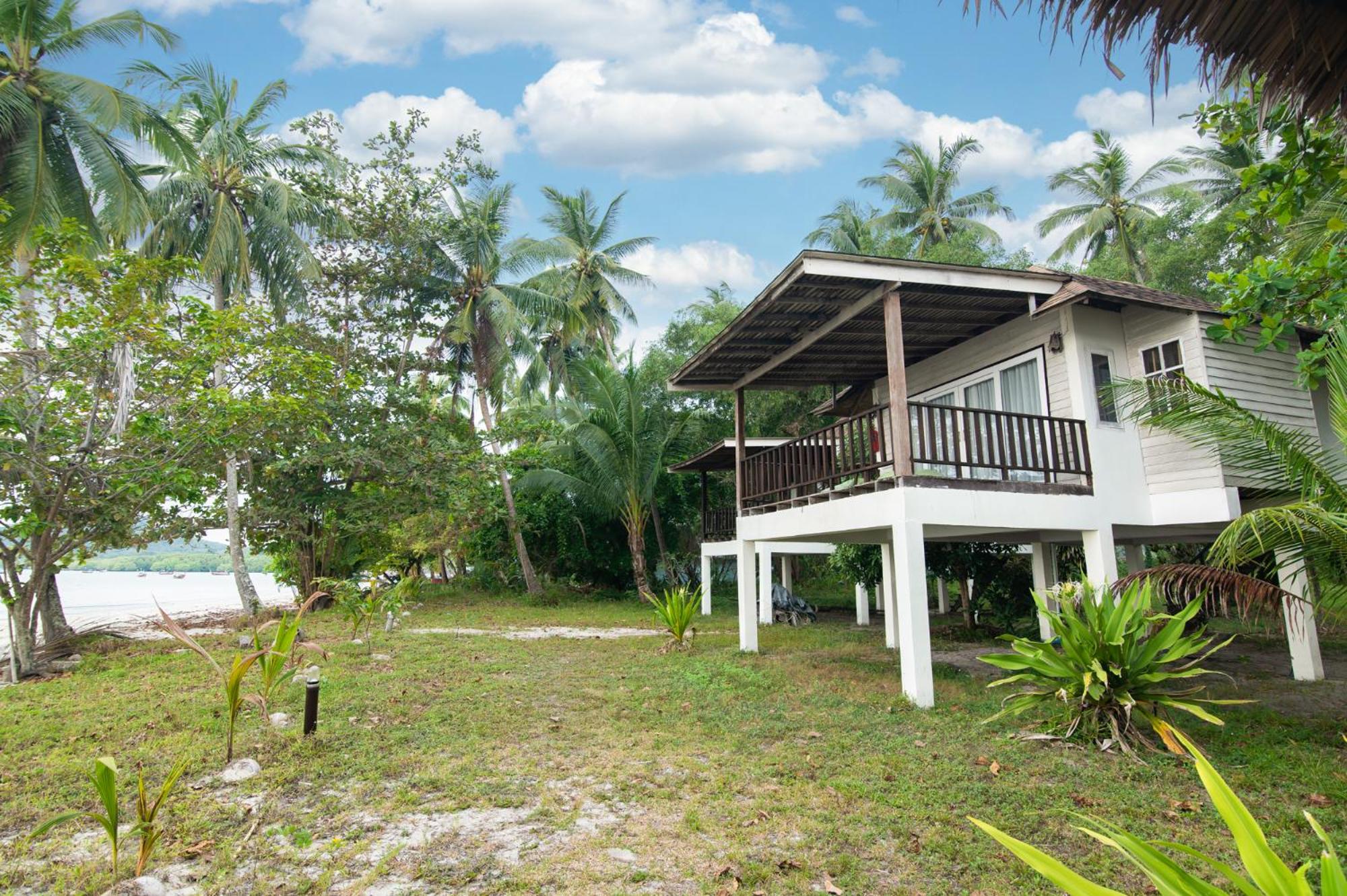 Deluxe Beachfront House photo 2