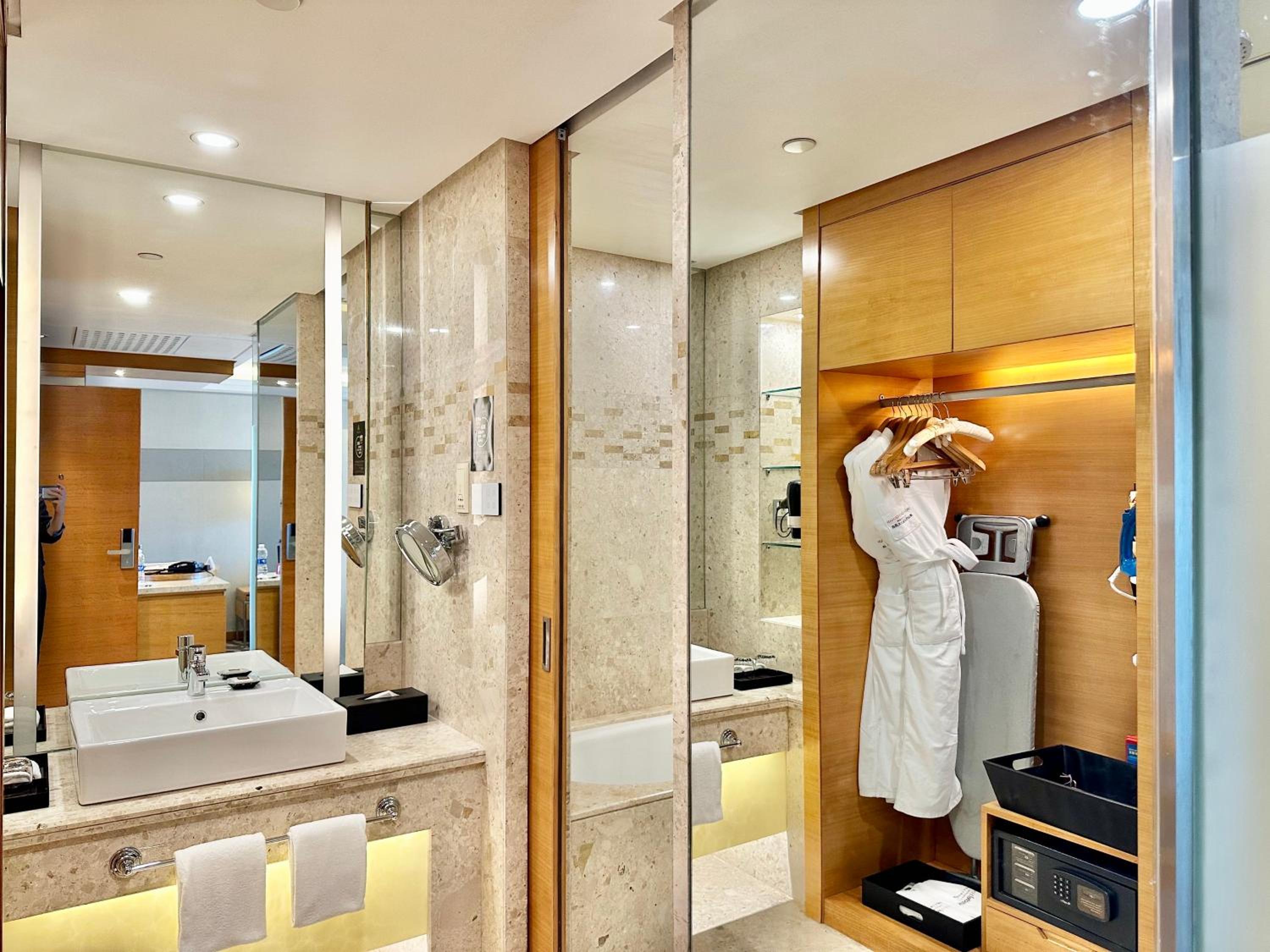Swiss Executive Twin Bed Room - Photo 8