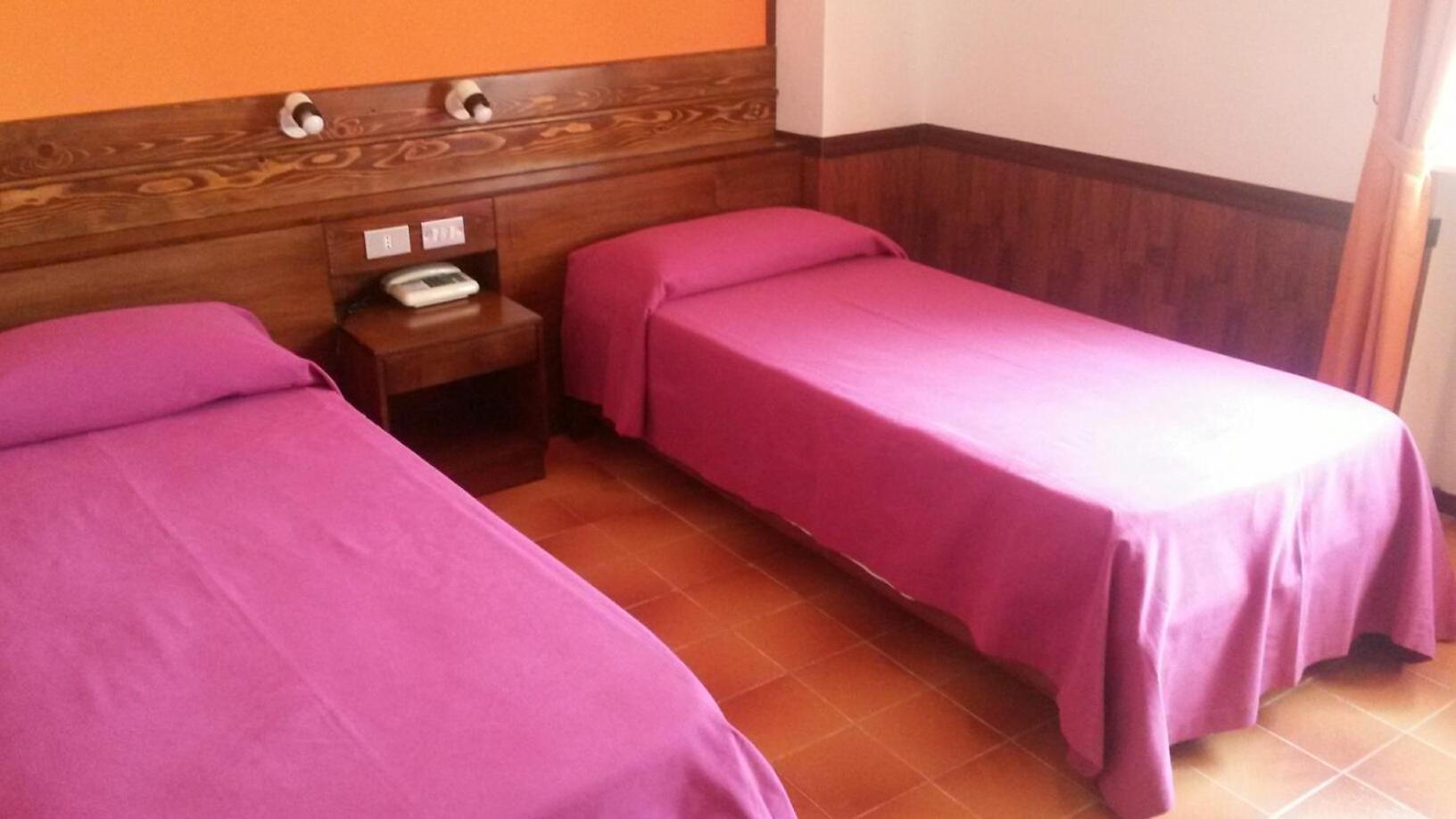 Twin Room with Private Bathroom photo 2