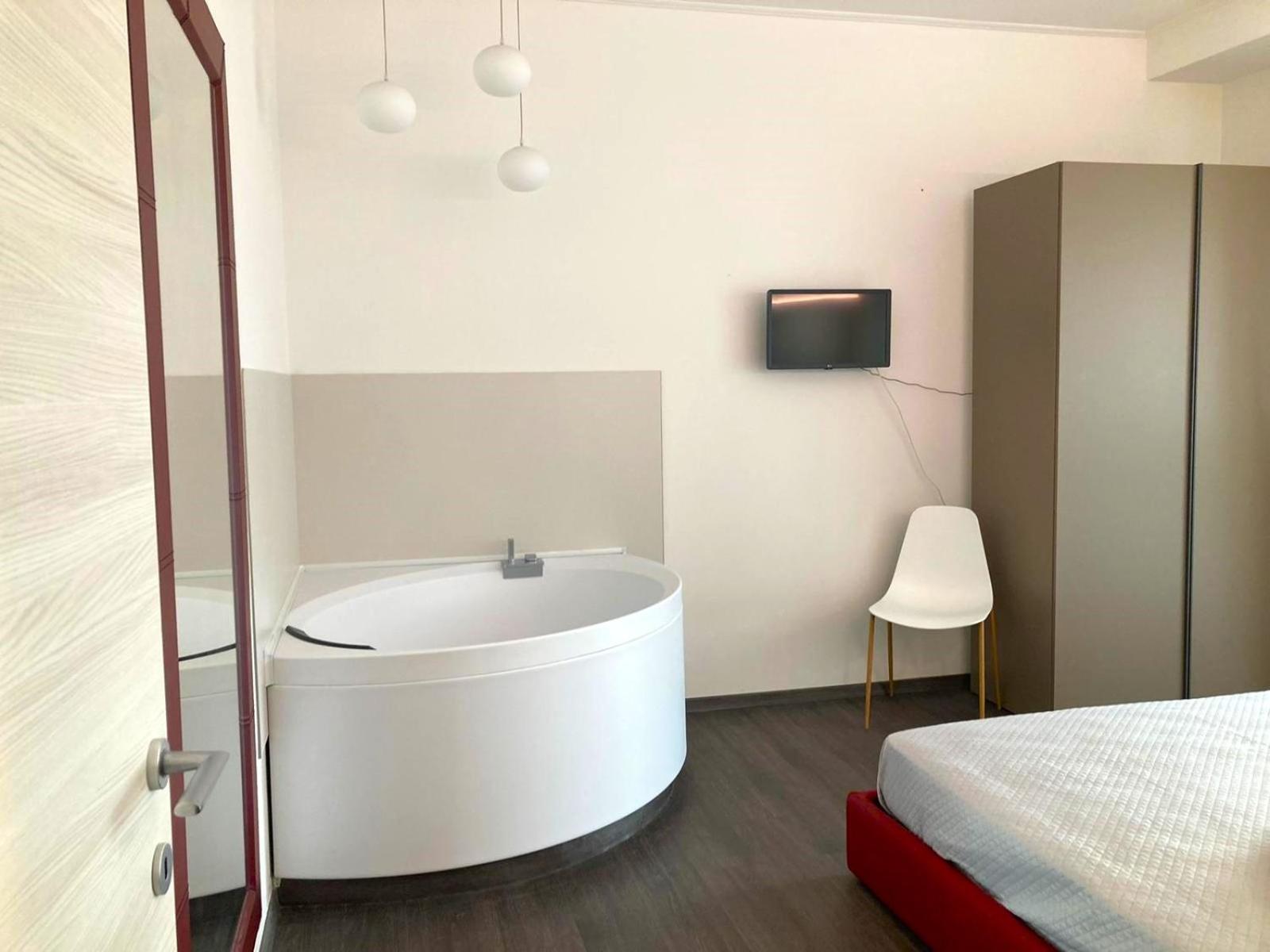 King Suite with Spa Bath - Photo 3