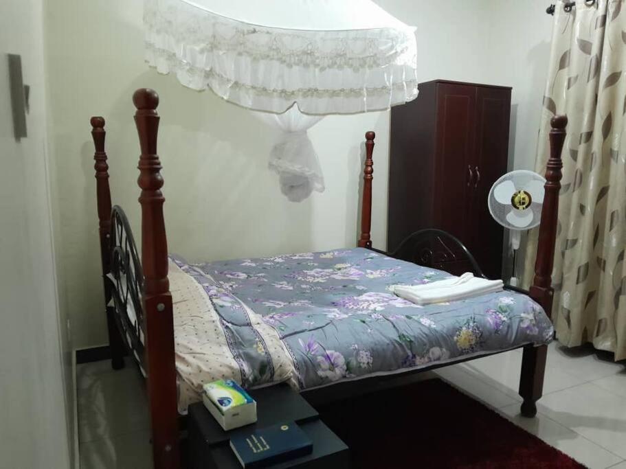 Six-Bedroom House photo 1