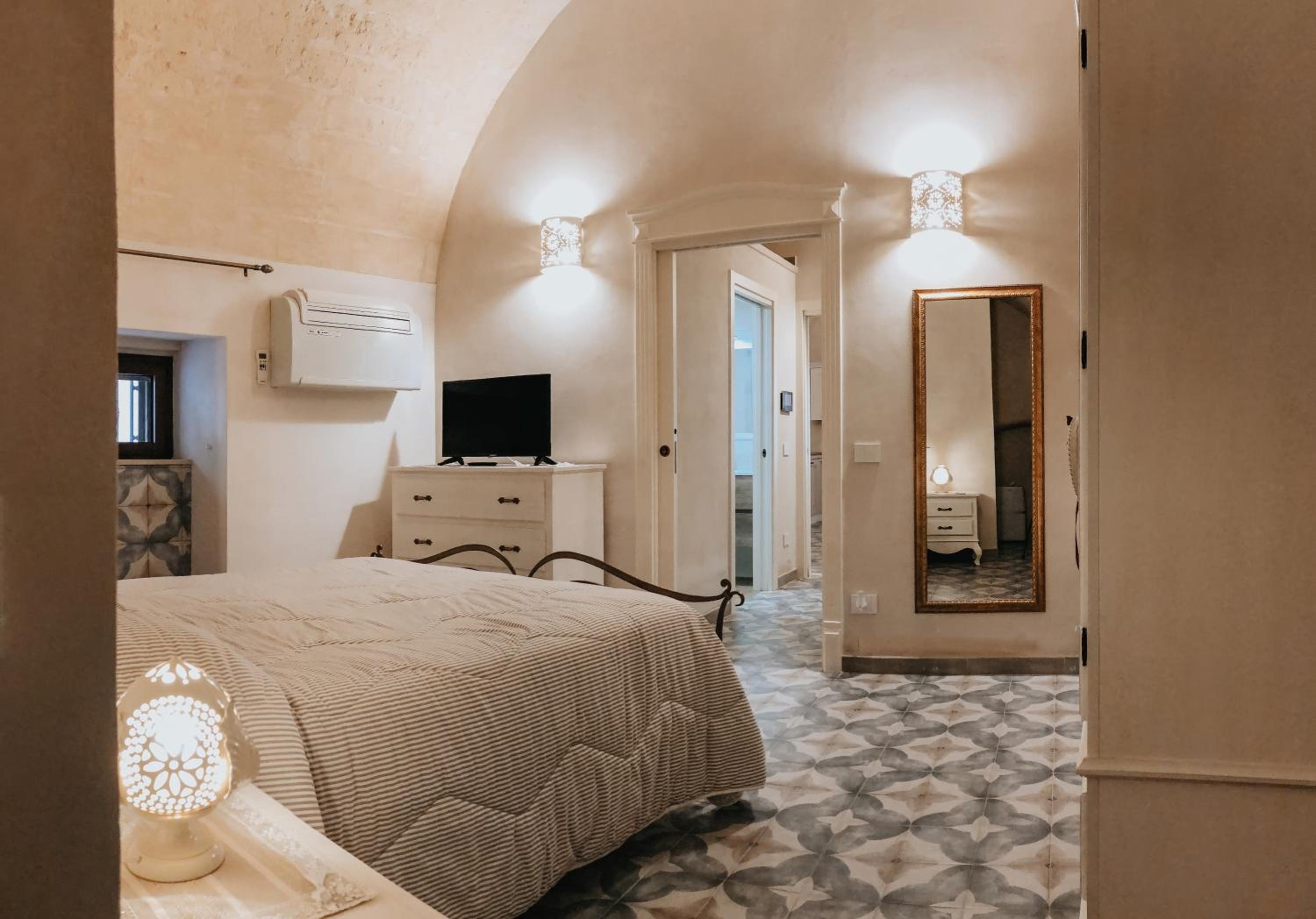 One-Bedroom House - Photo 27
