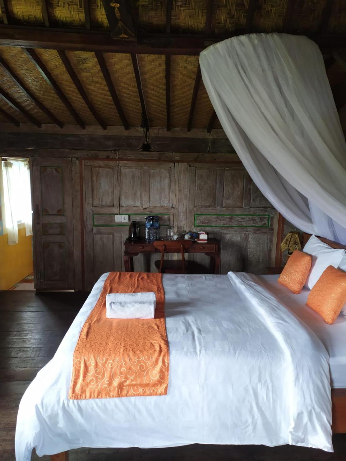 King Room with Balcony - Photo 16