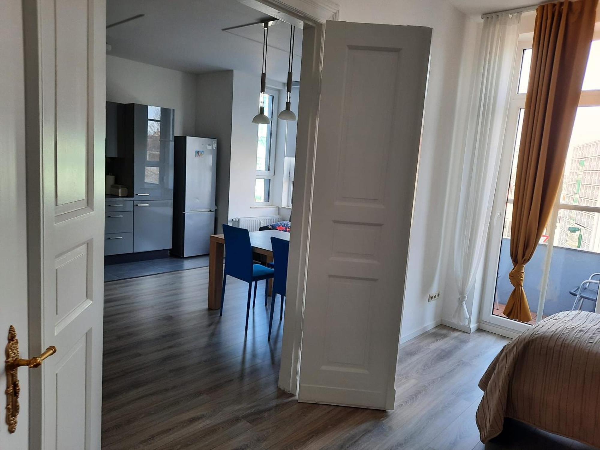Double Room with Balcony - Photo 10