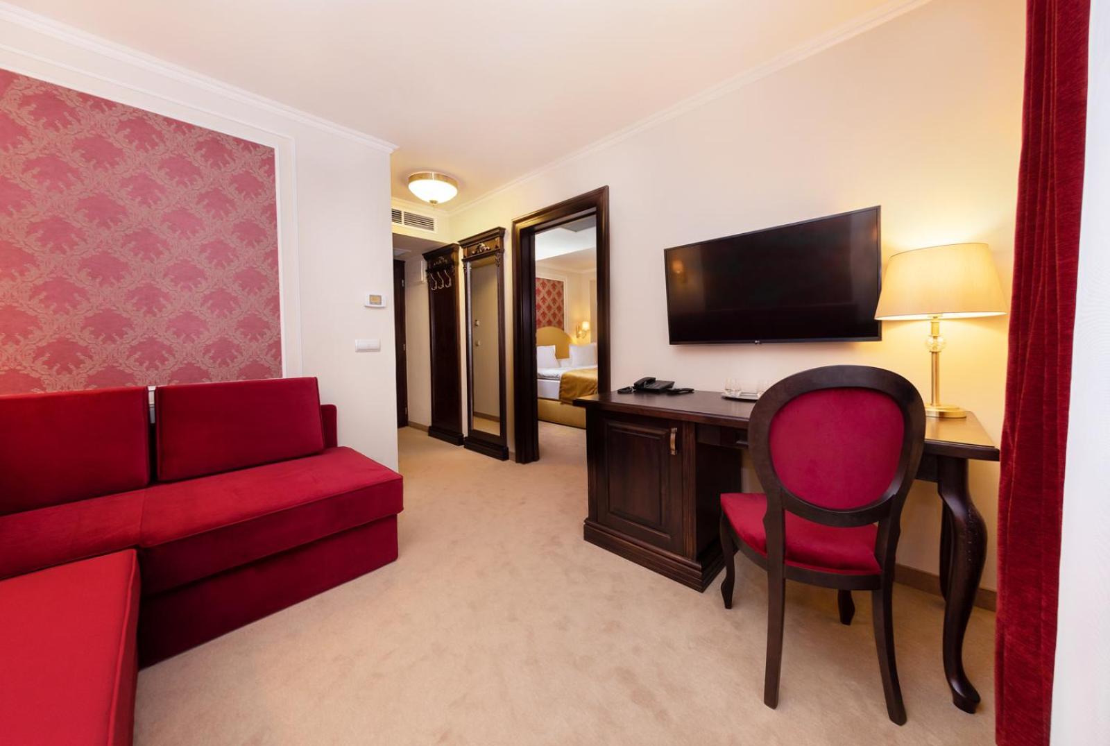 Superior Family Room photo 1