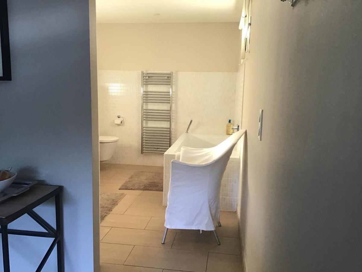 Suite with Pool View - Photo 4