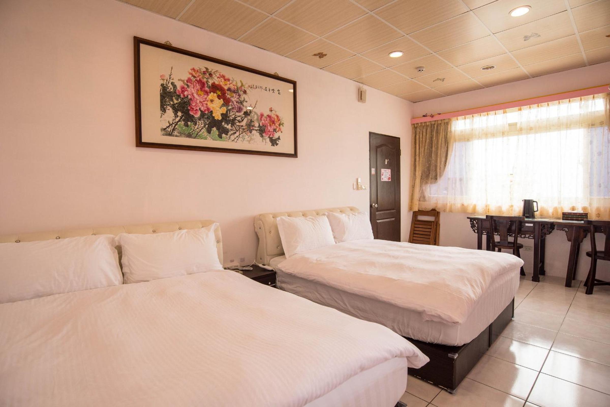 Quadruple Room with Private Bathroom - Photo 2