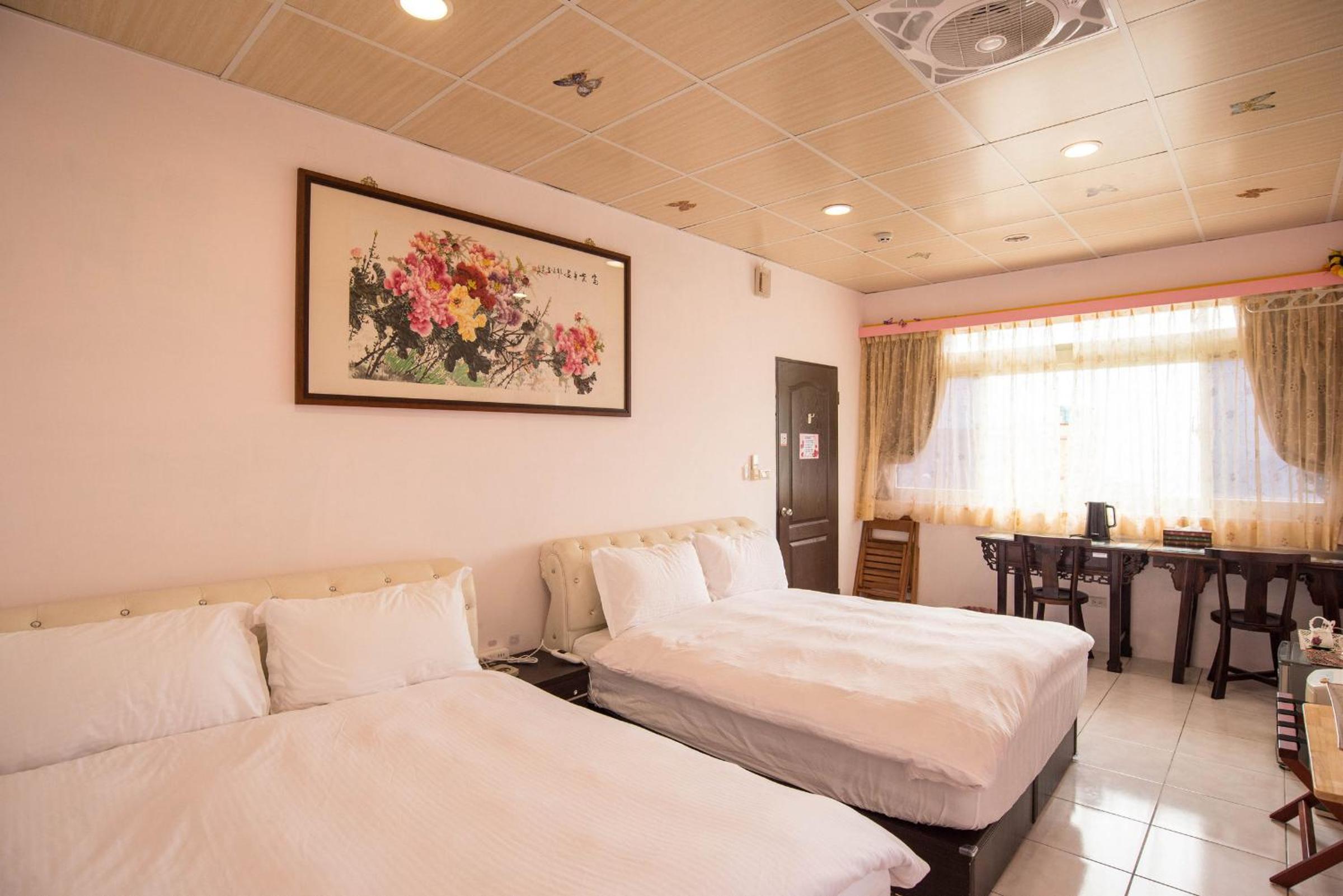 Quadruple Room with Private Bathroom - Photo 3