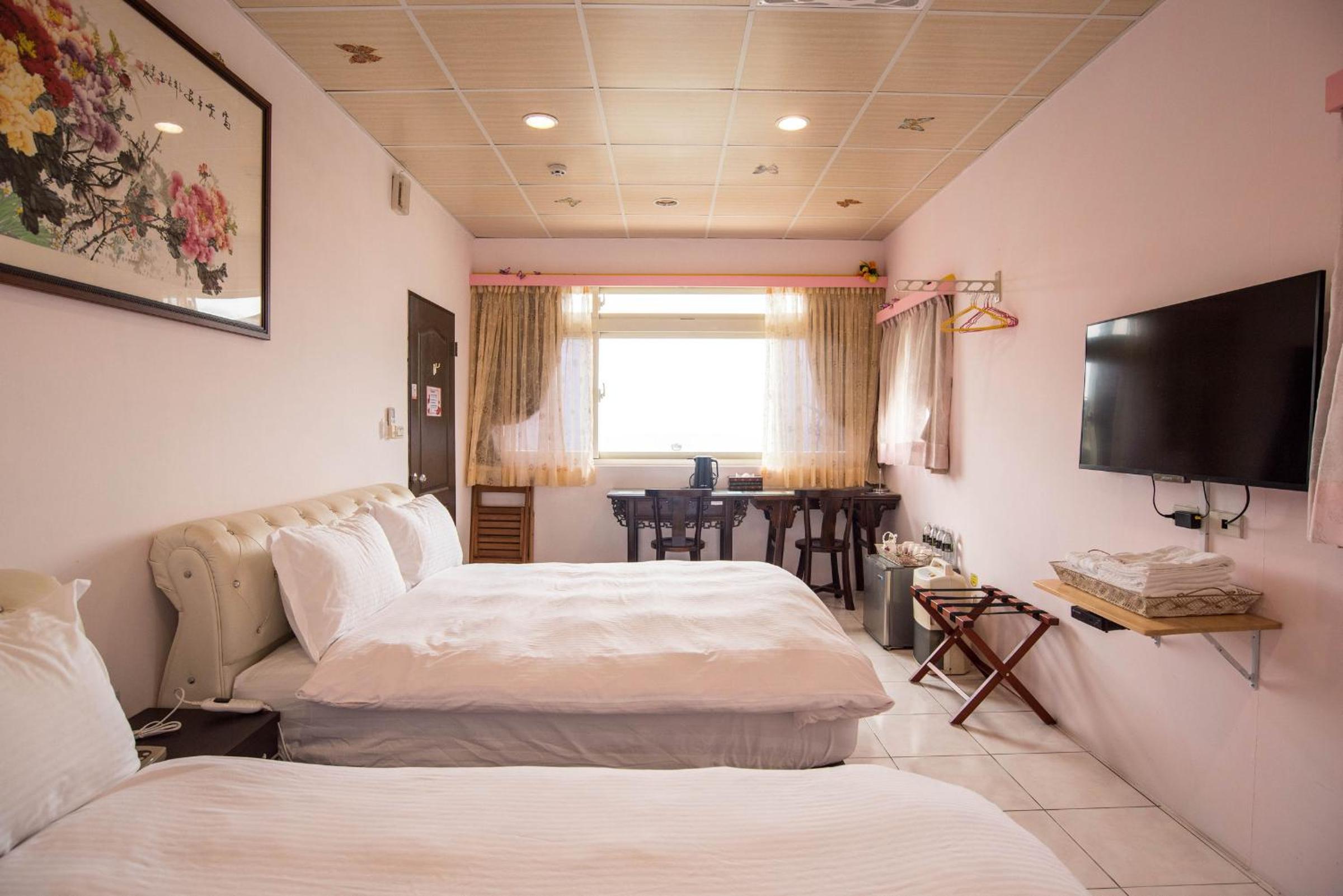 Quadruple Room with Private Bathroom - Photo 6