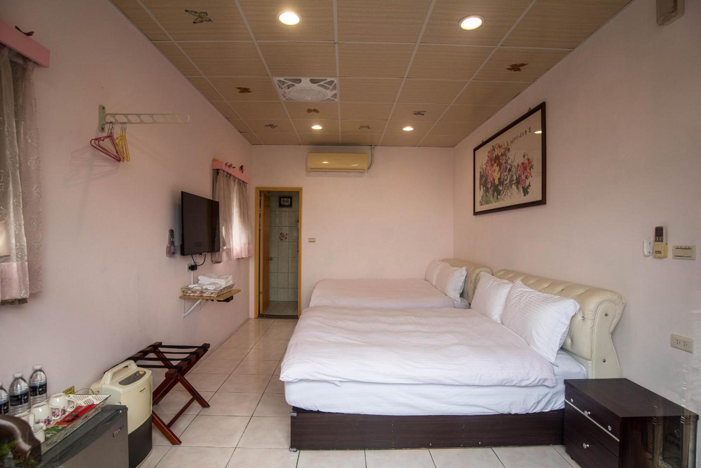 Quadruple Room with Private Bathroom - Photo 1