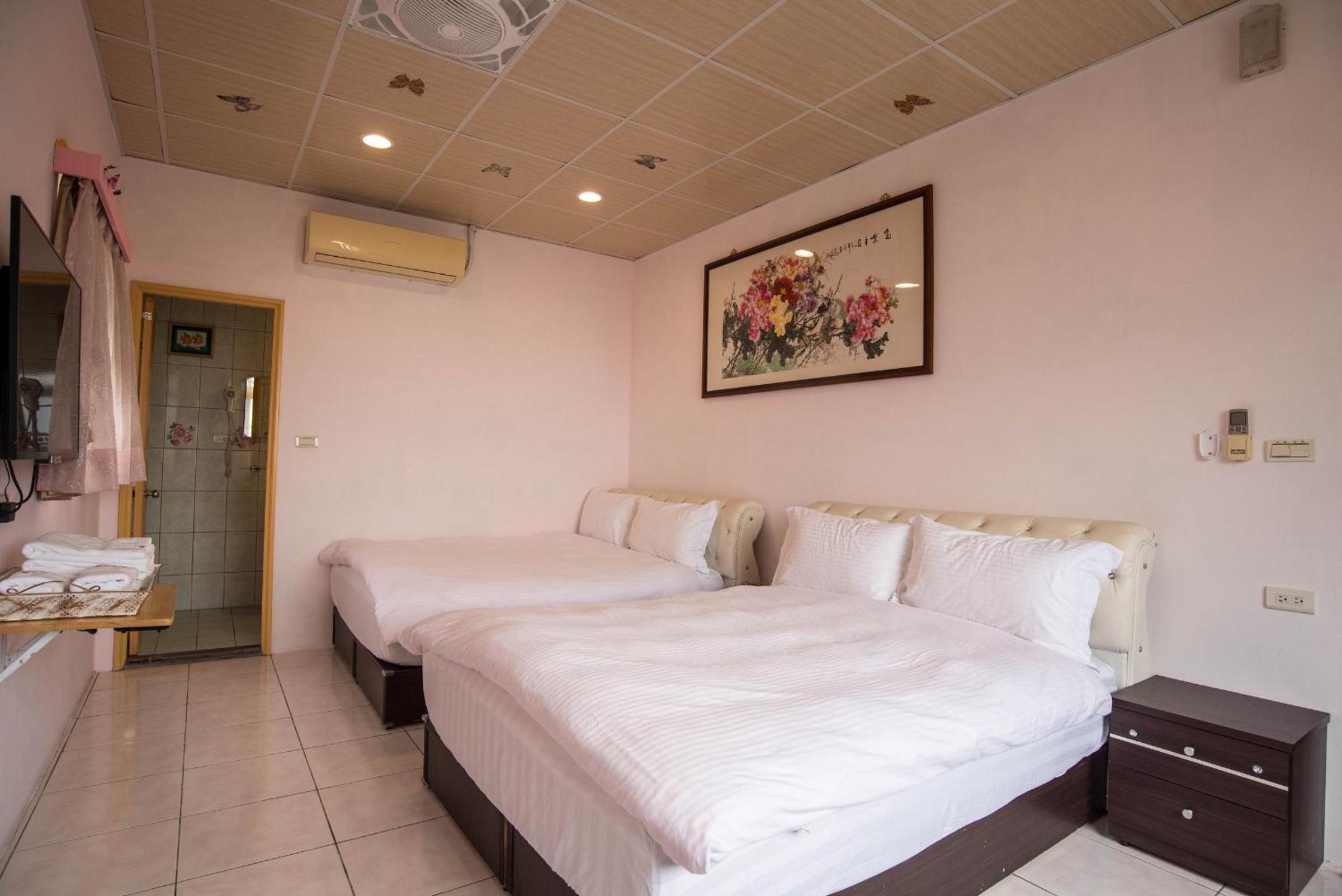 Quadruple Room with Private Bathroom - Photo 7