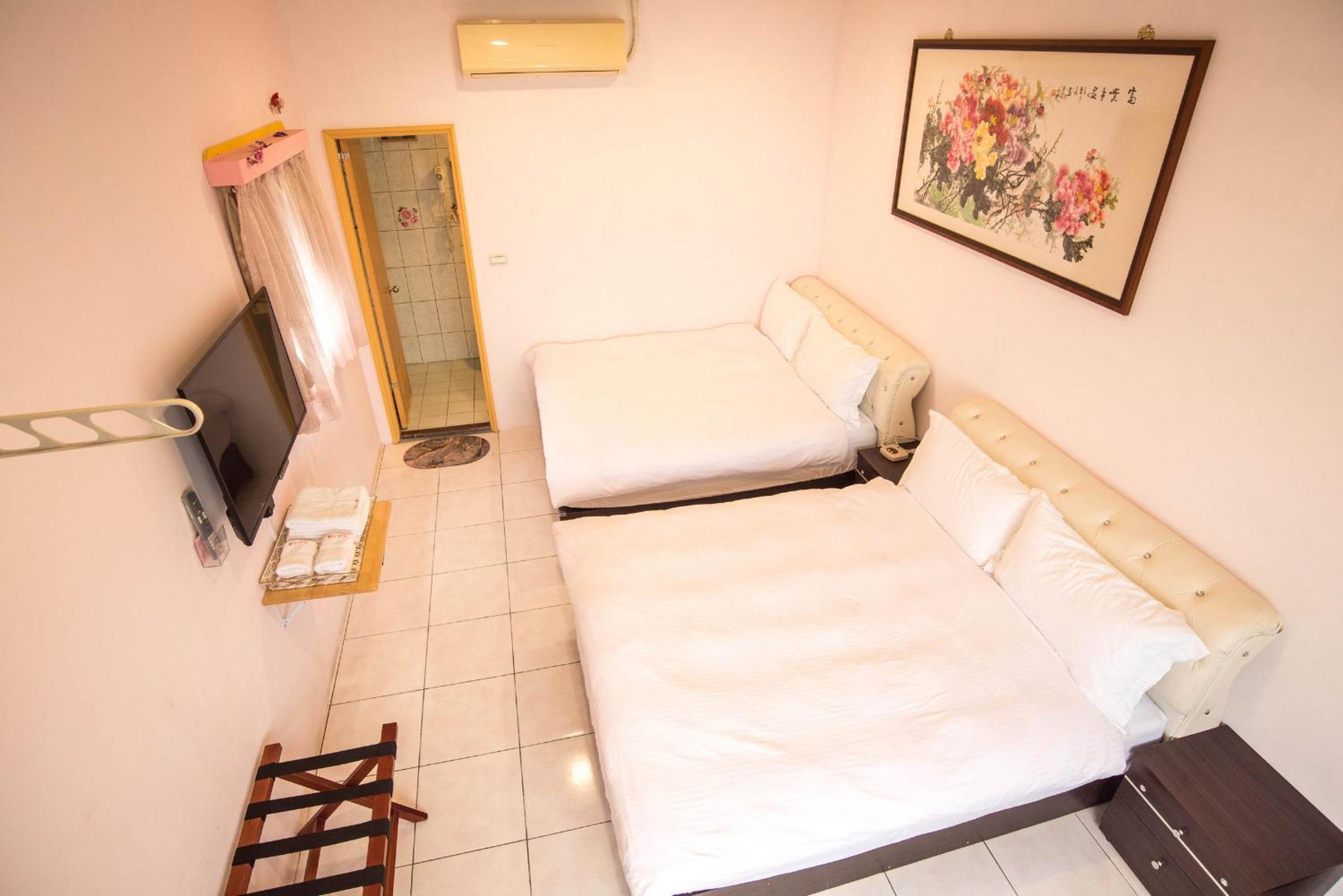 Quadruple Room with Private Bathroom - Photo 4