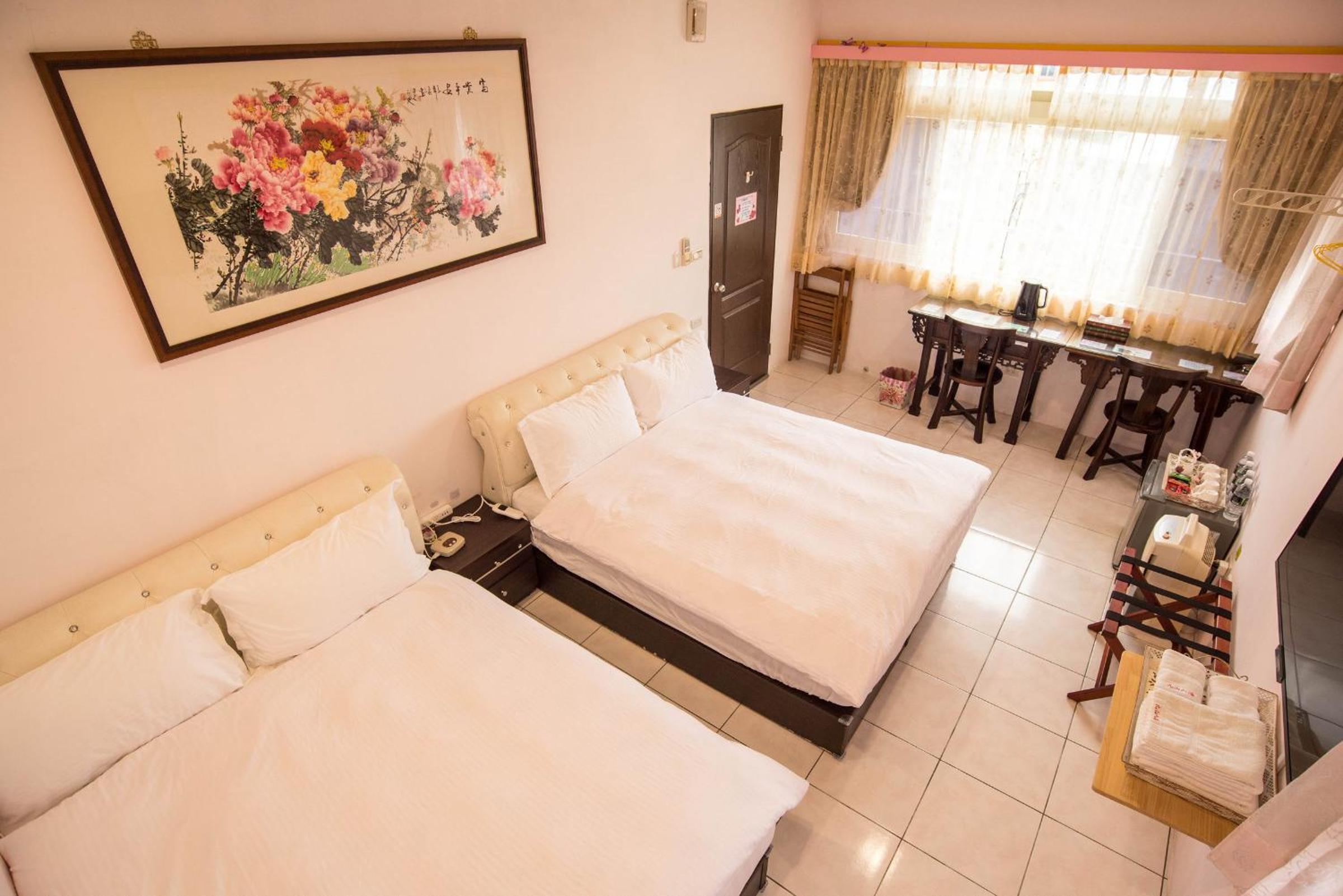Quadruple Room with Private Bathroom - Photo 5