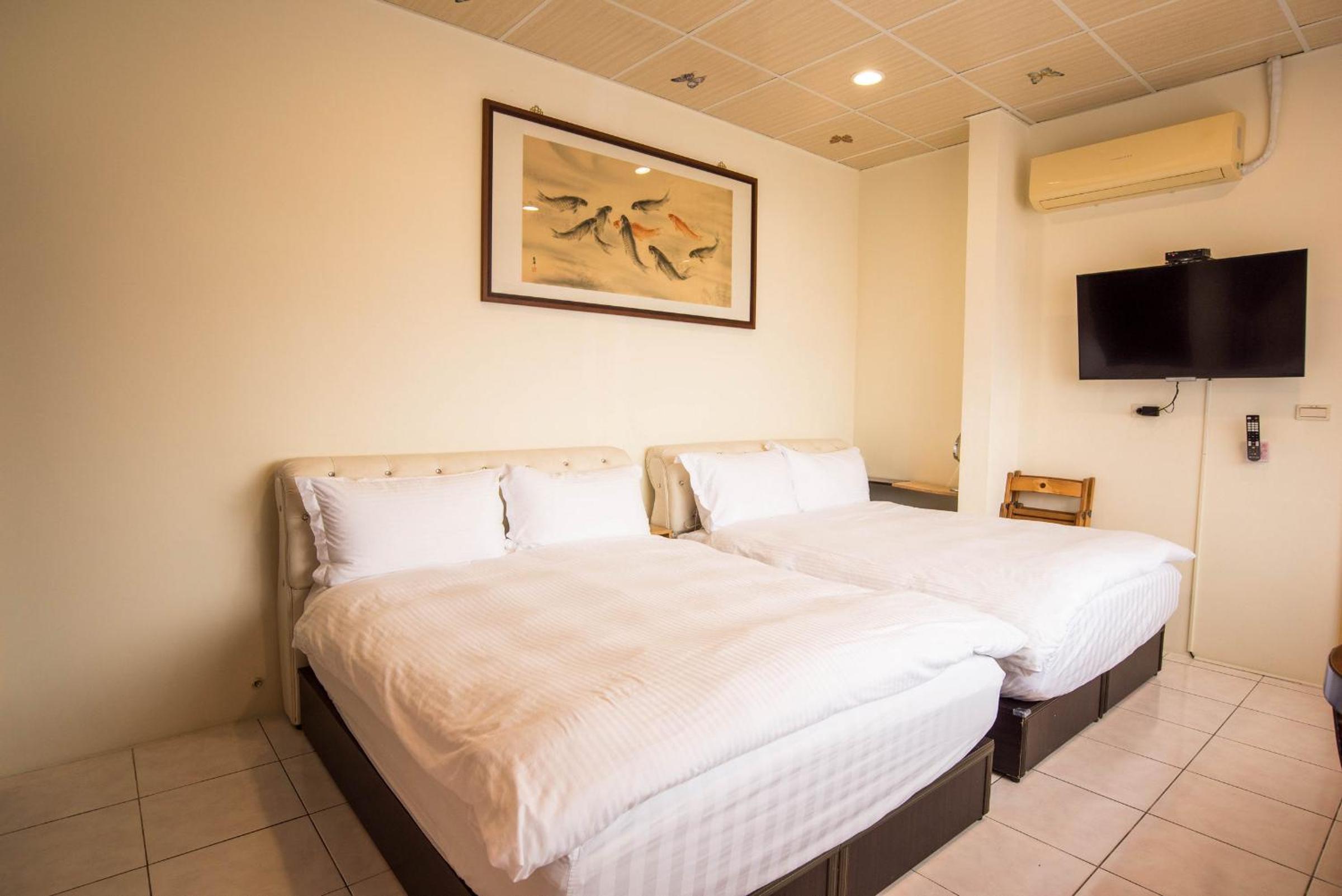 Quadruple Room with Private Bathroom - Photo 18