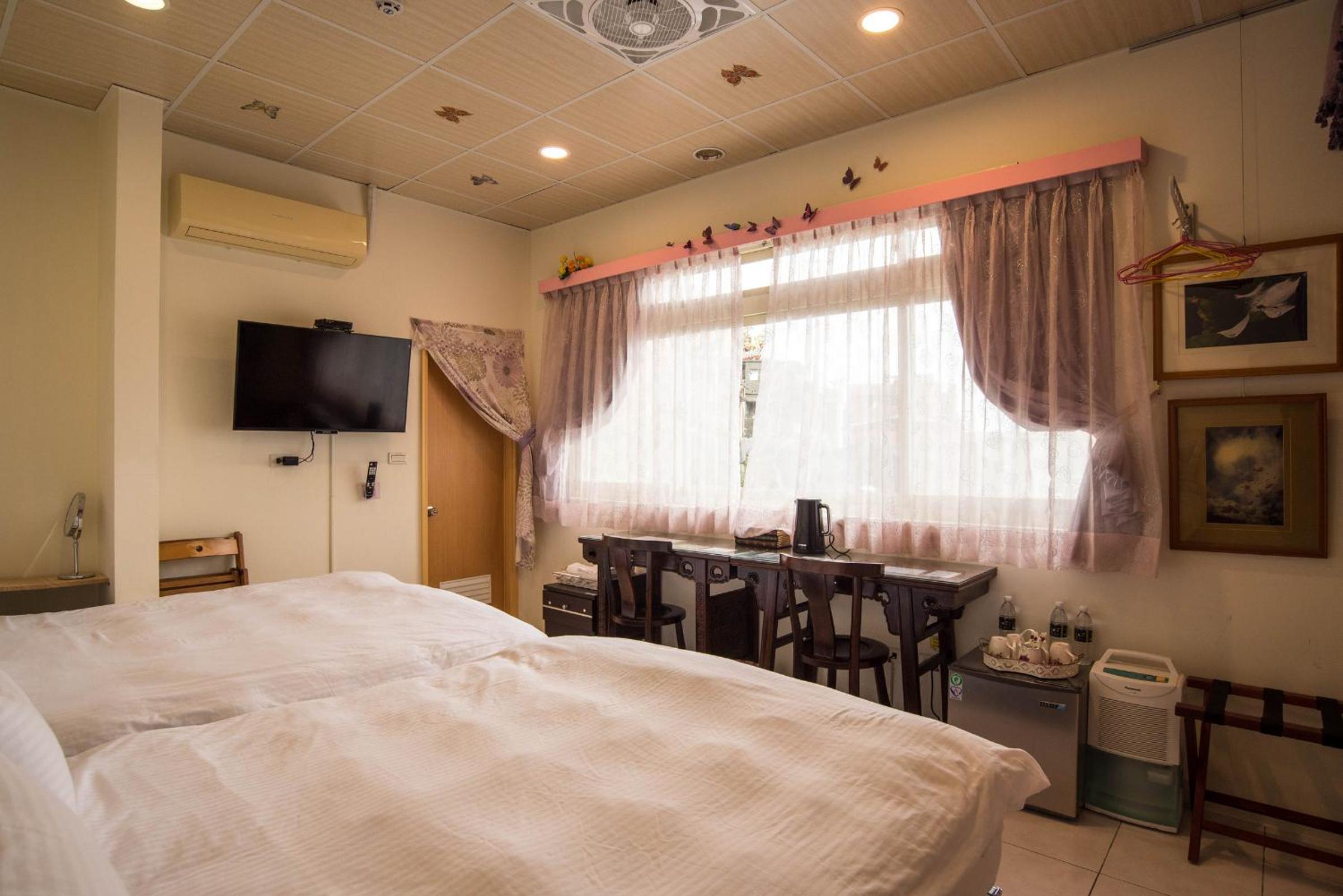 Quadruple Room with Private Bathroom - Photo 21