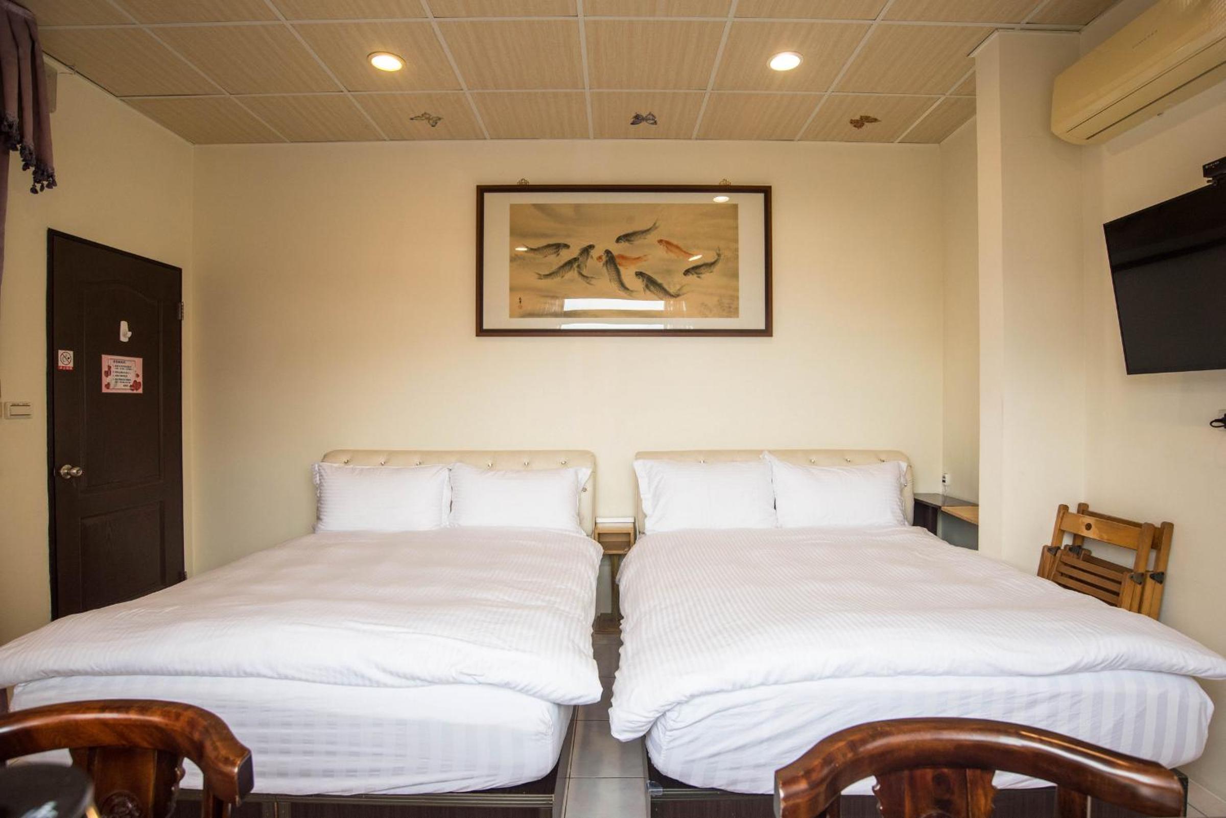 Quadruple Room with Private Bathroom - Photo 19