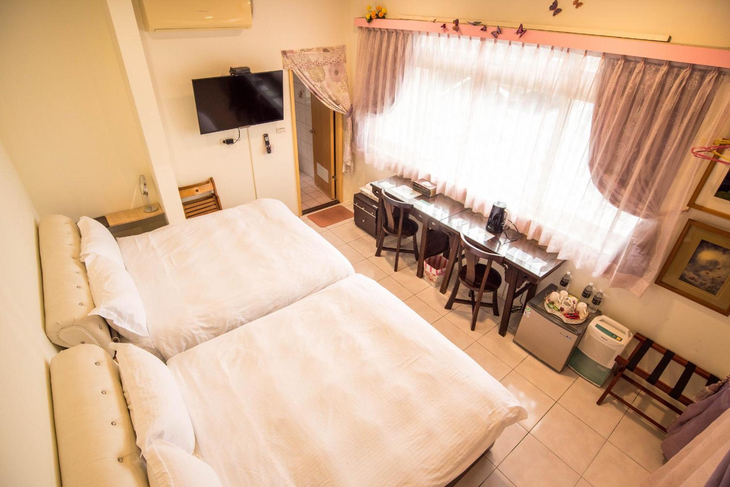 Quadruple Room with Private Bathroom - Photo 16
