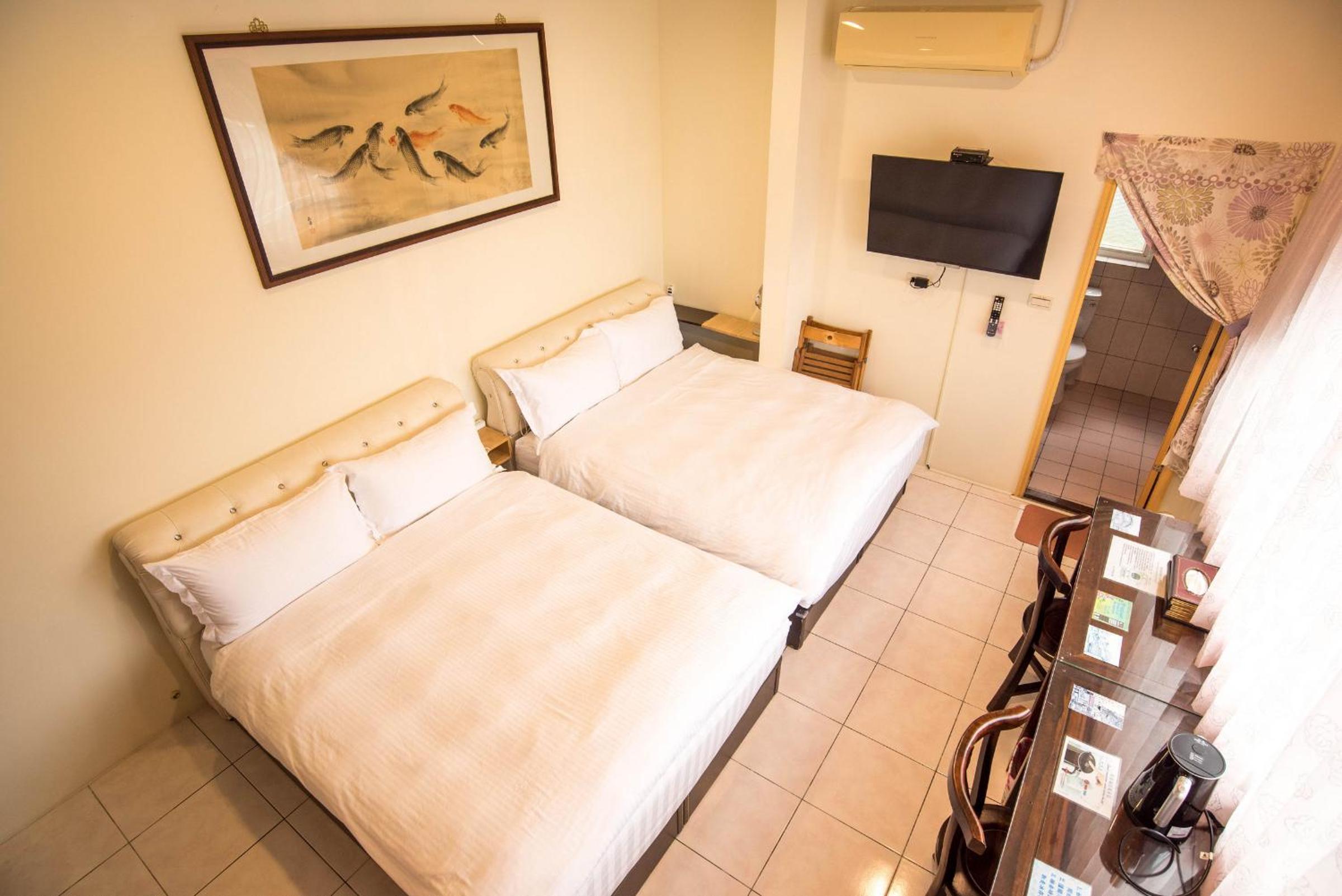 Quadruple Room with Private Bathroom - Photo 17
