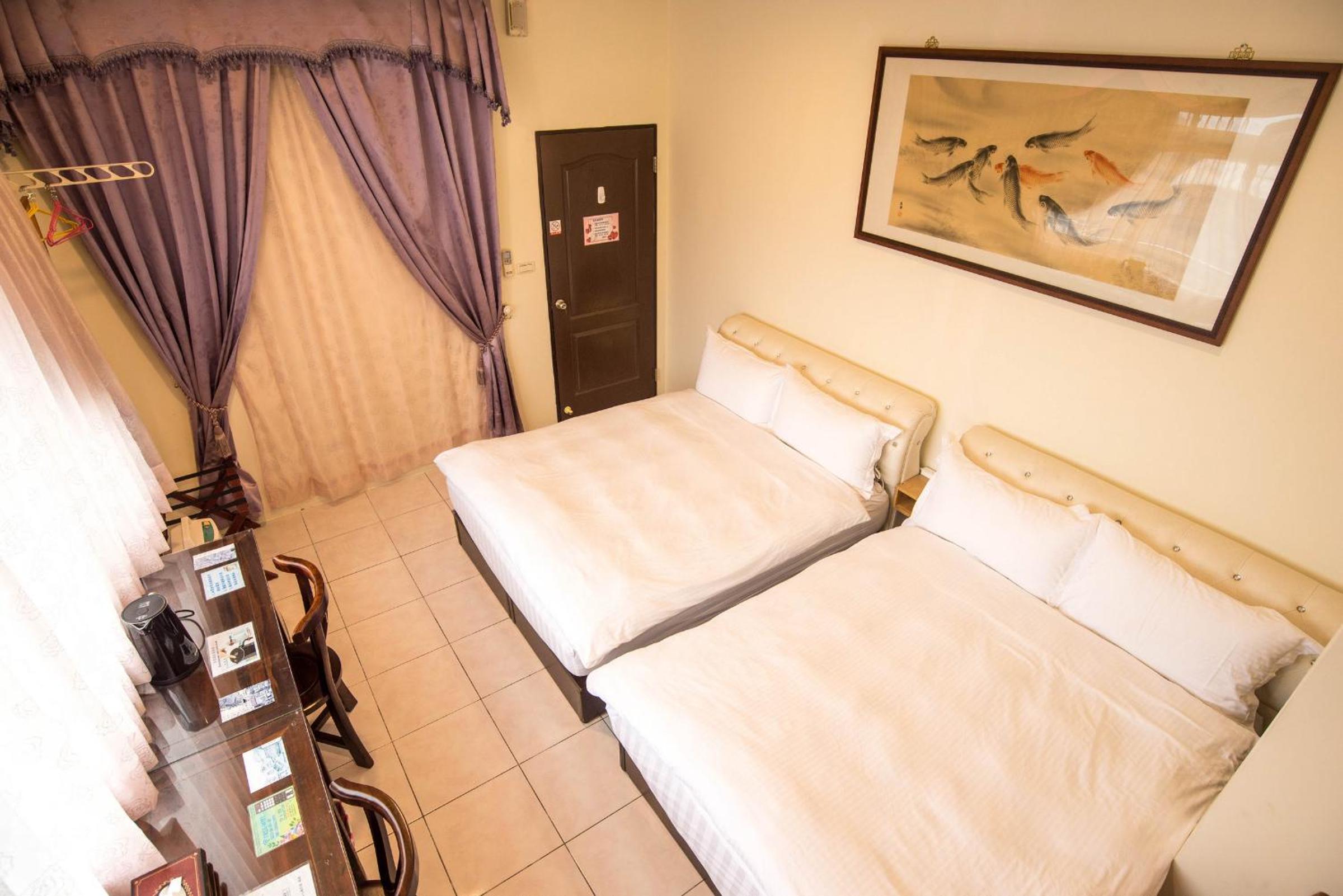 Quadruple Room with Private Bathroom - Photo 15