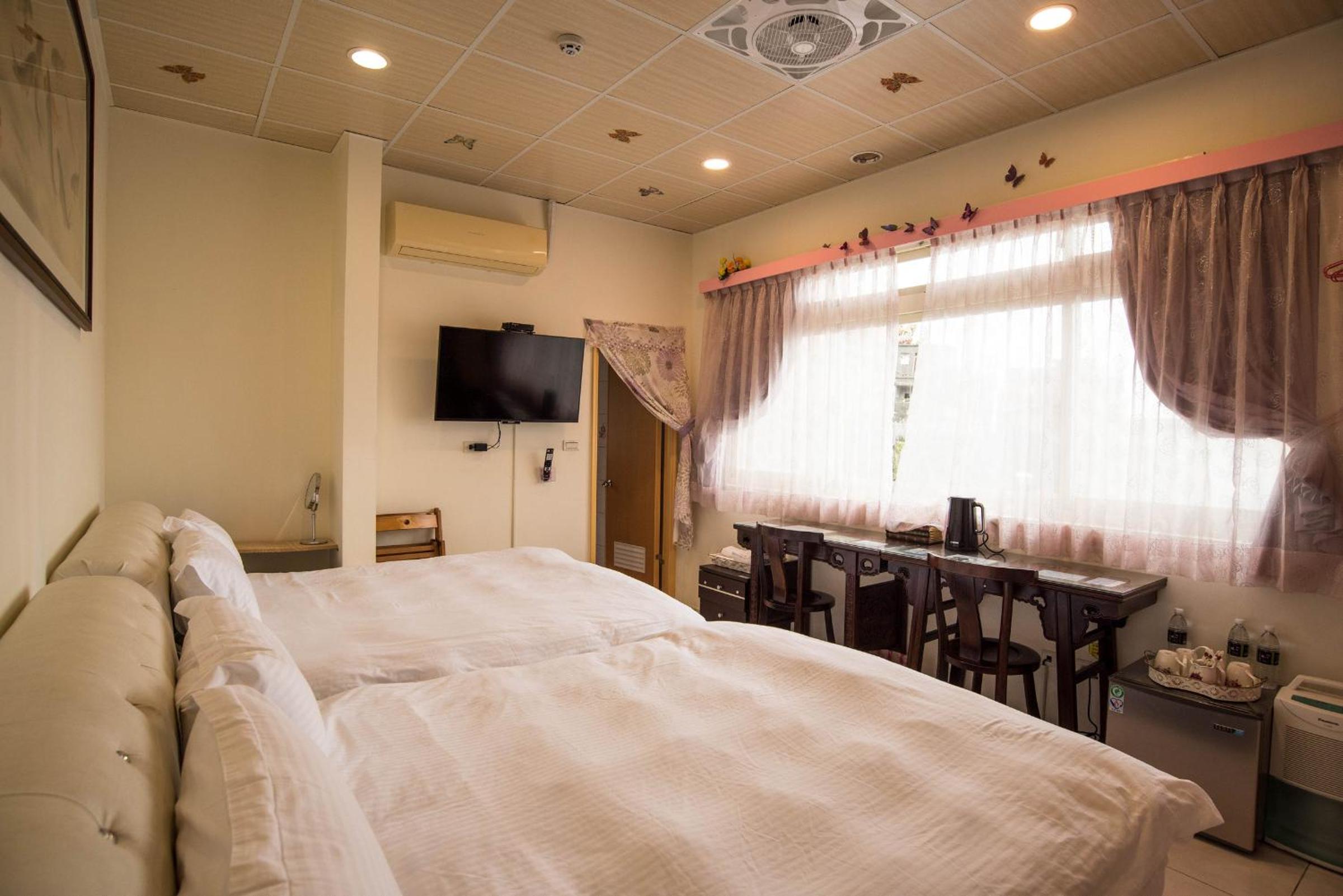 Quadruple Room with Private Bathroom - Photo 14