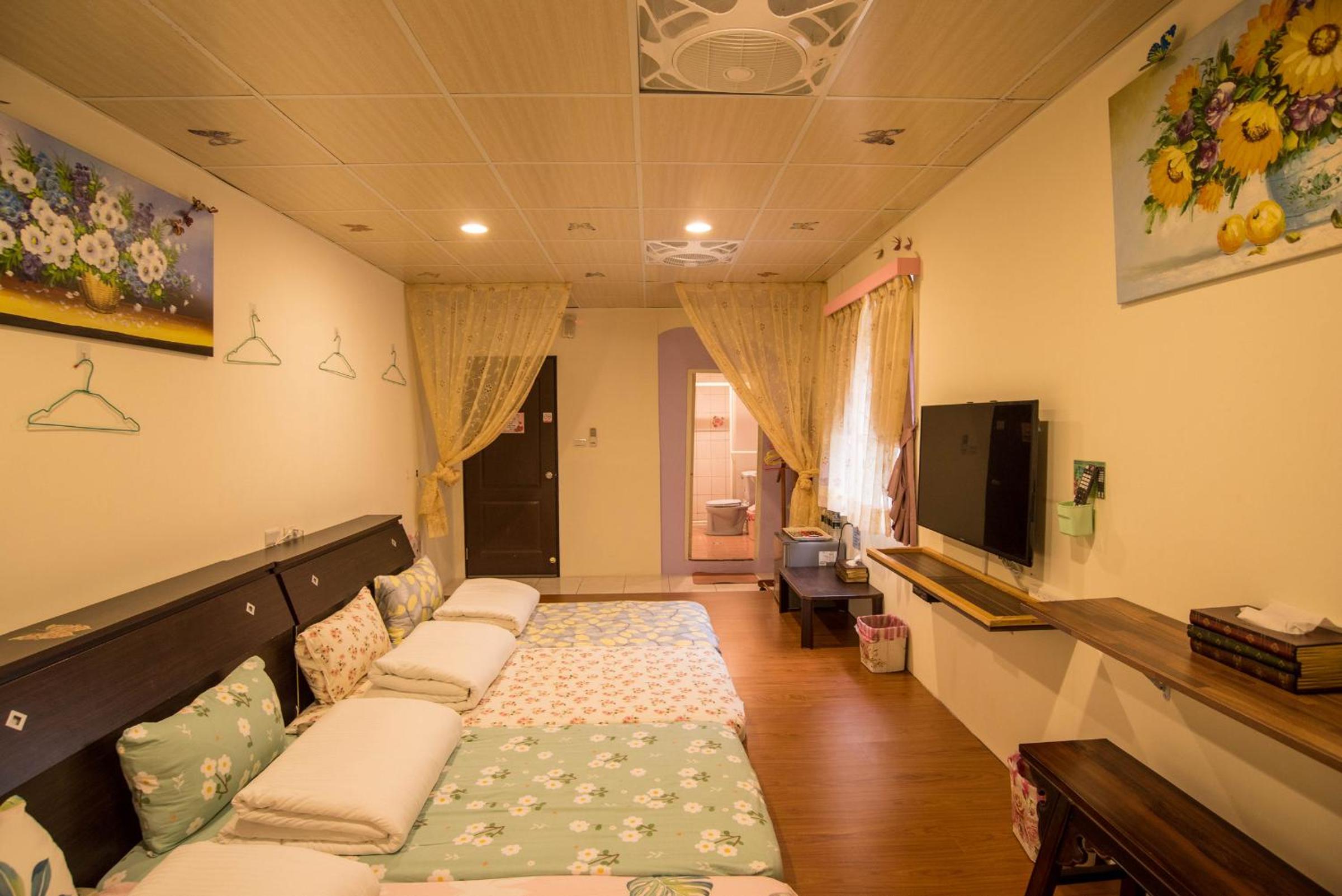 Family Room with Private Bathroom - Photo 17