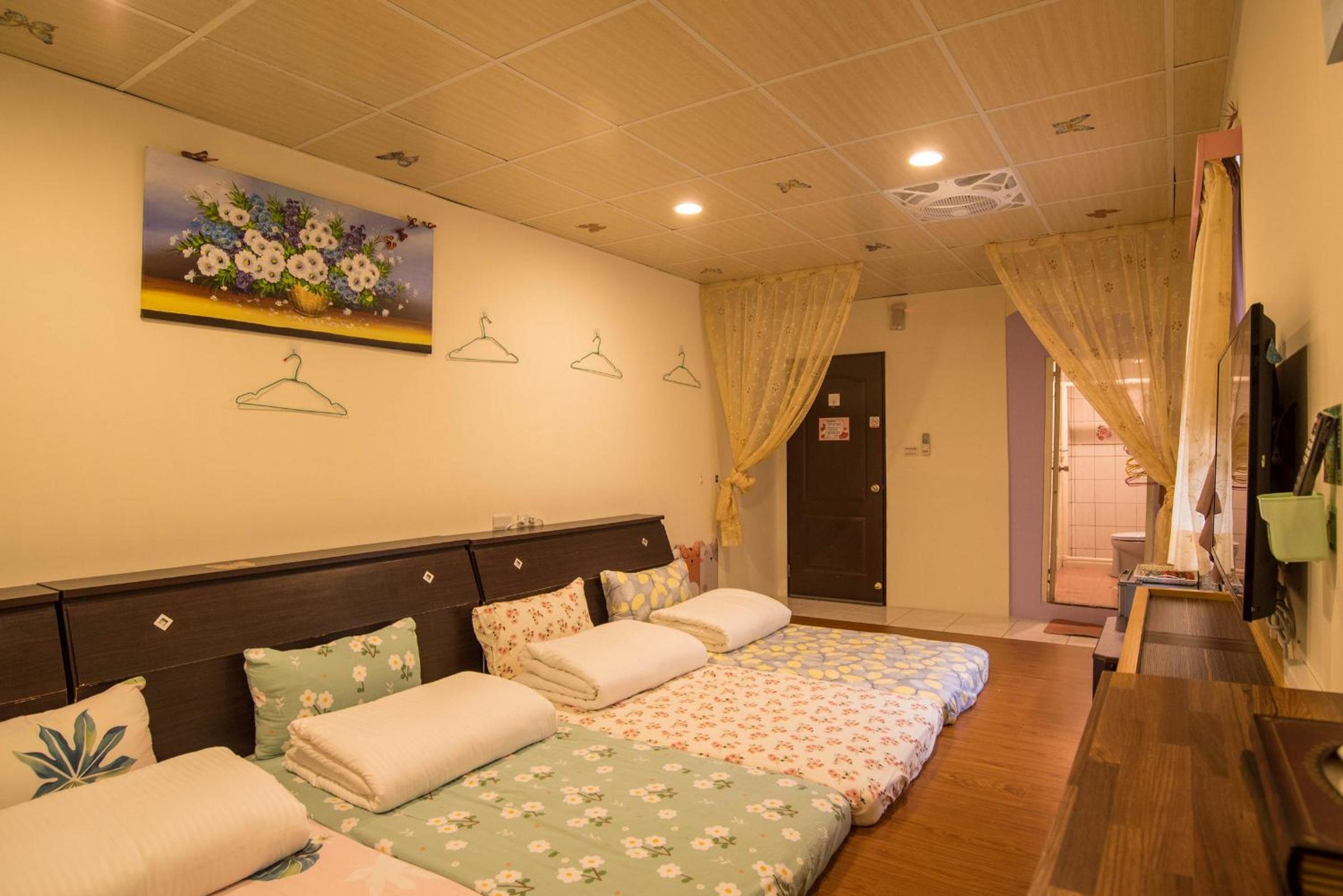 Family Room with Private Bathroom - Photo 2