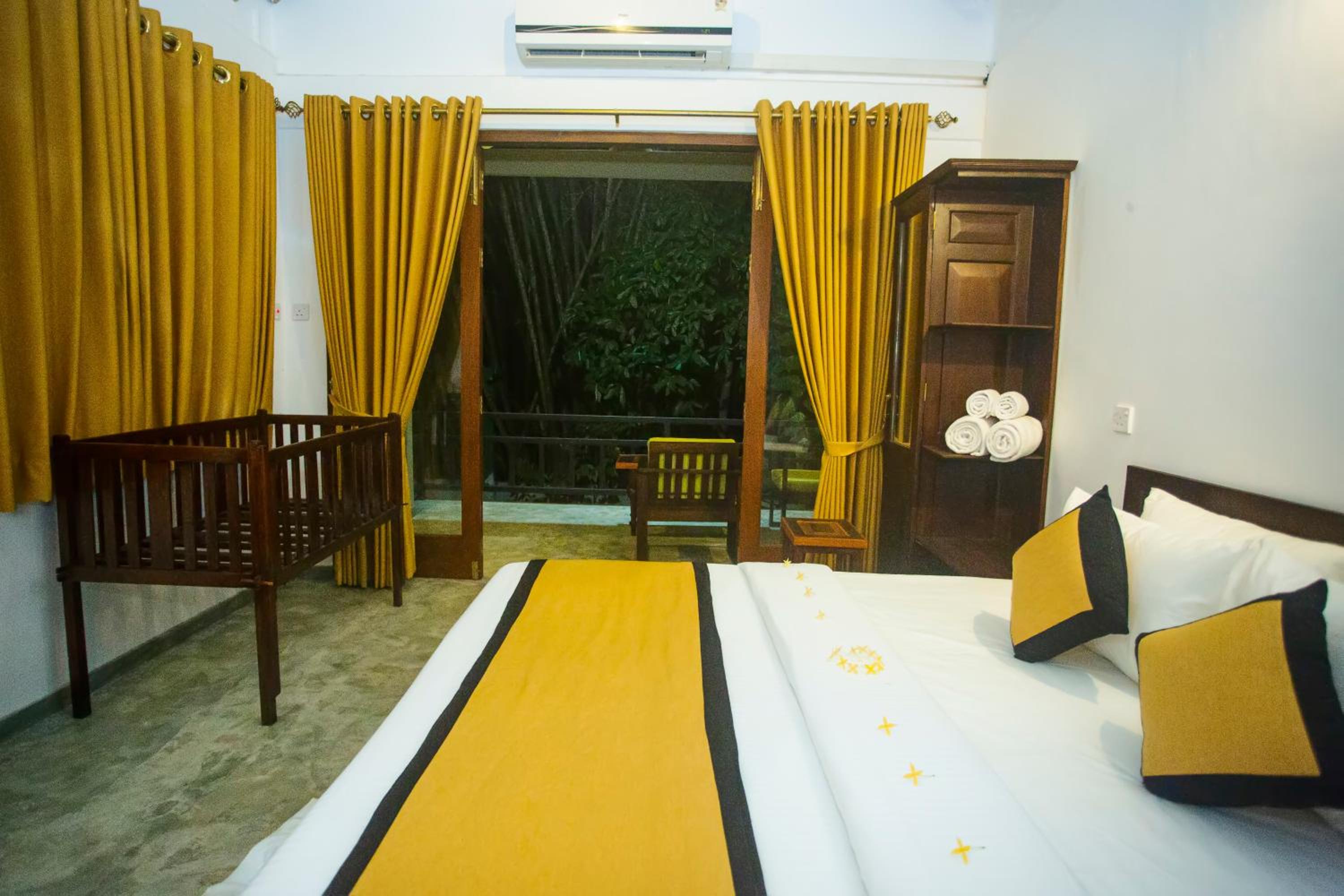 Family Room with Balcony photo 3