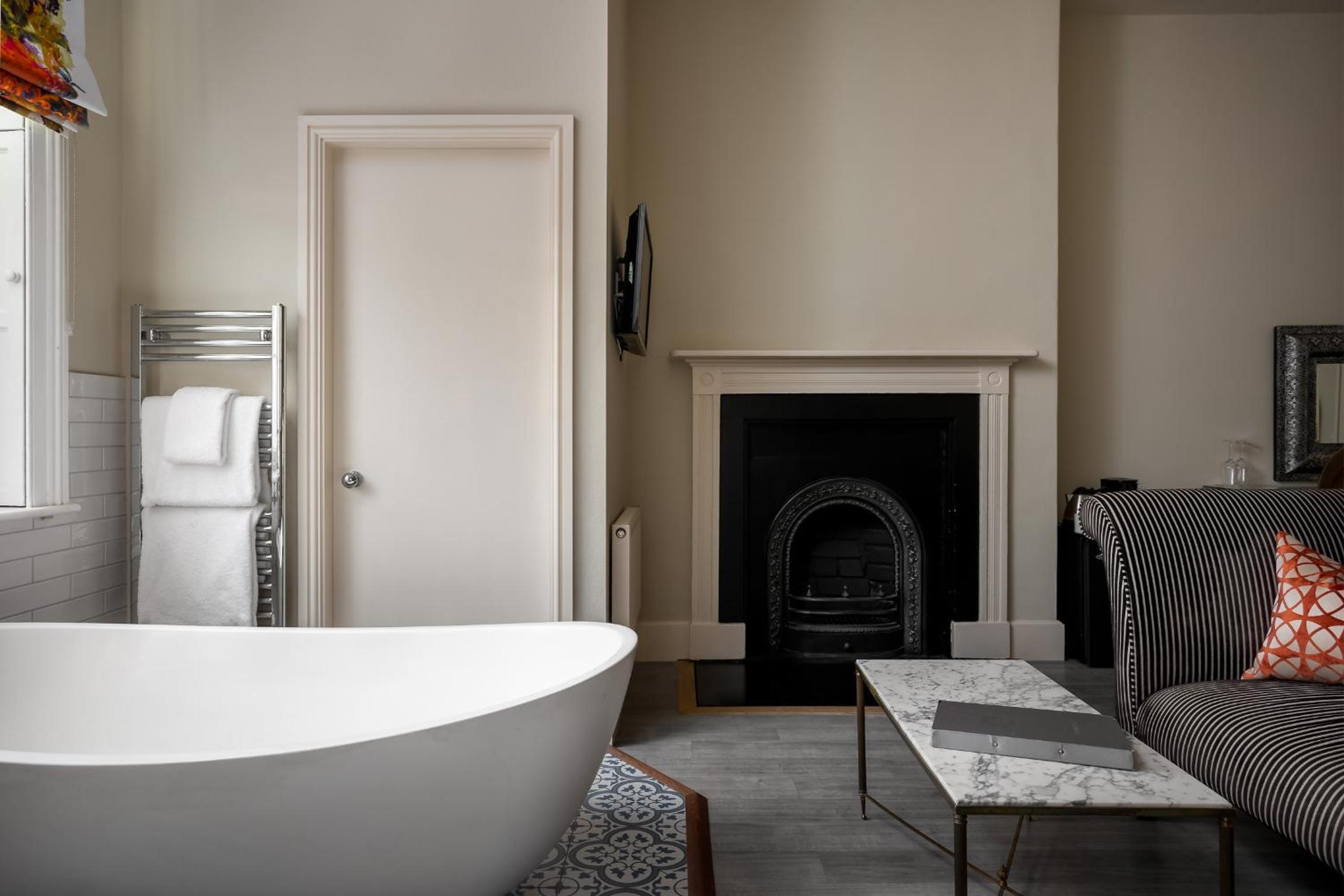 Tottingham Room photo 3