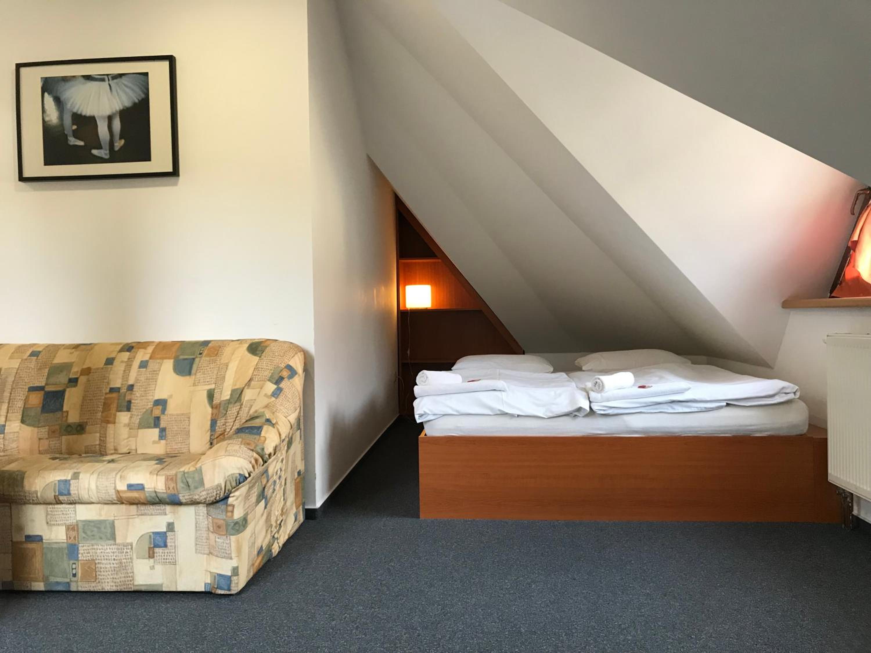 Economy Triple Room photo 3