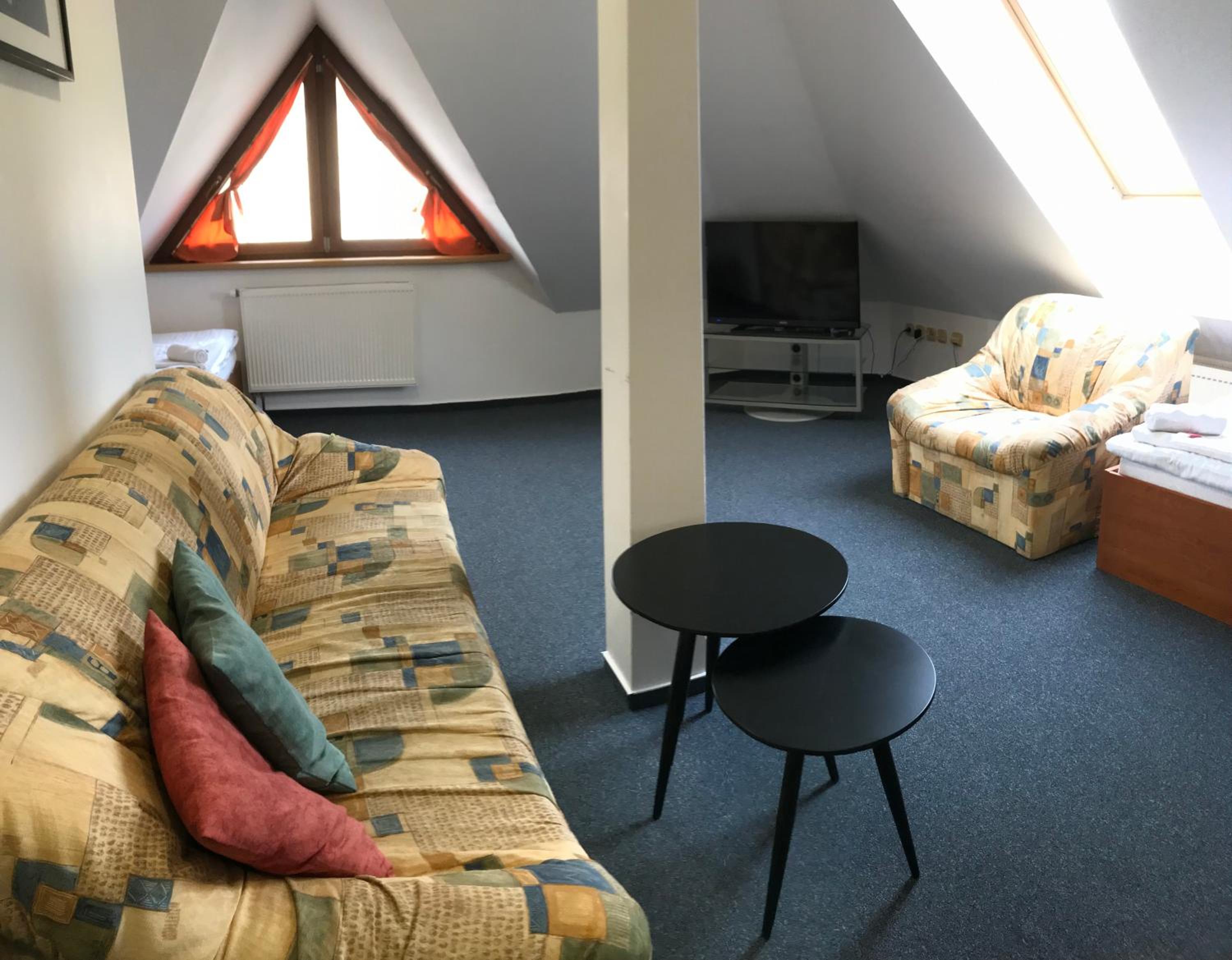 Economy Triple Room photo 2