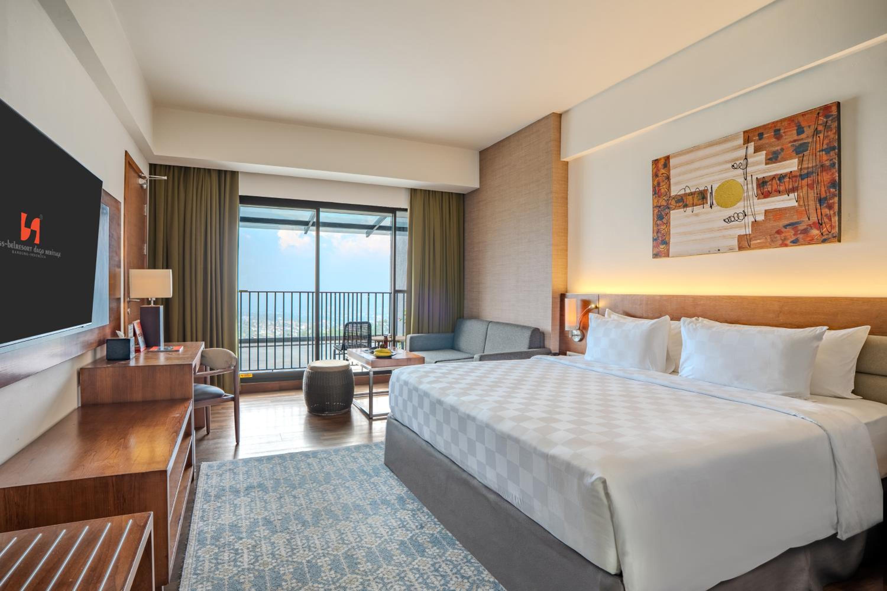 Grand Deluxe Accessible Queen Balcony