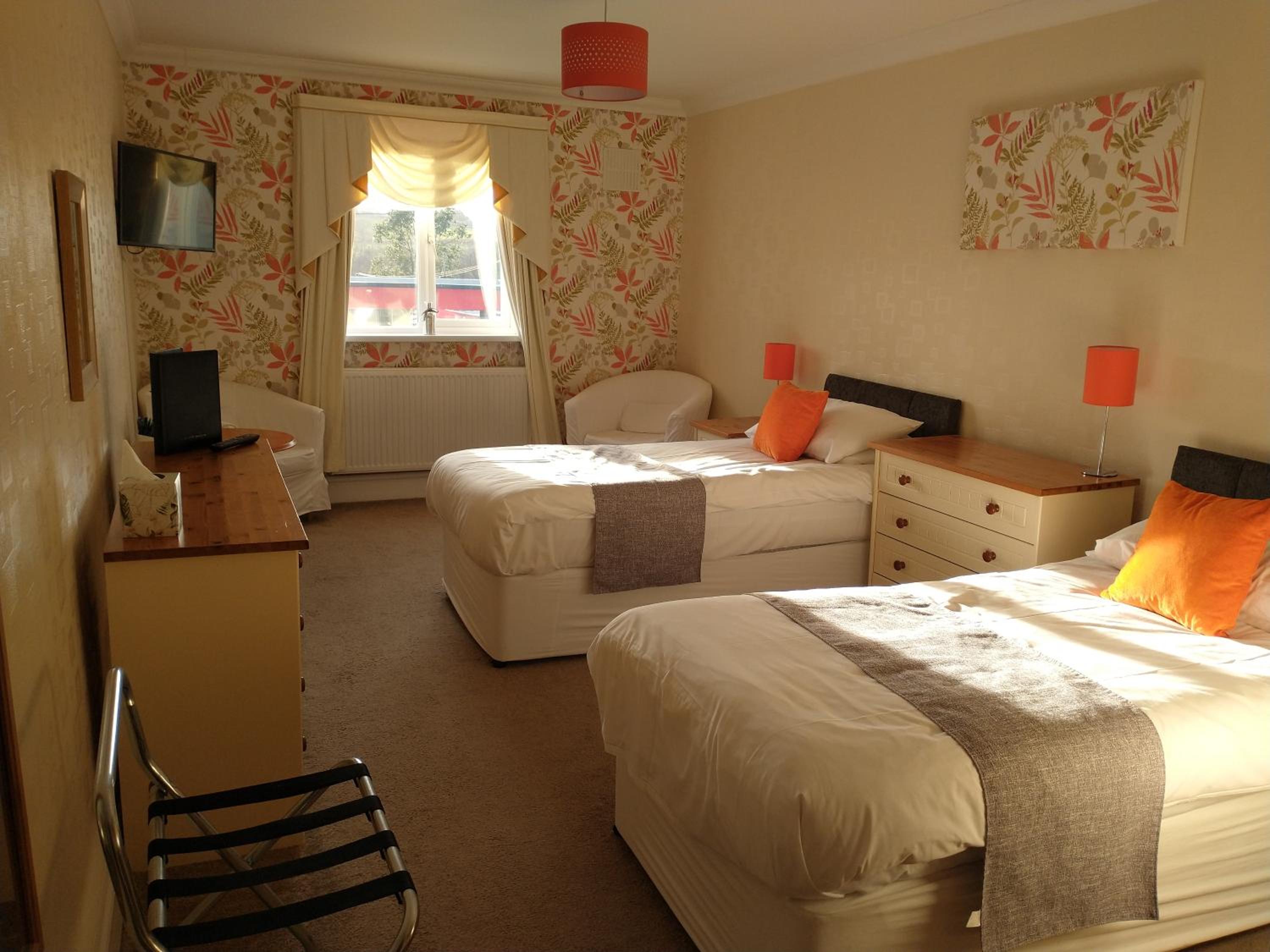 Large Twin Room - Photo 1