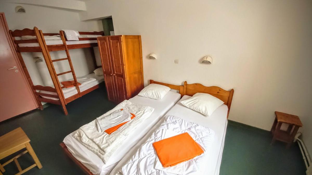 Triple Room with Private Bathroom - Photo 2