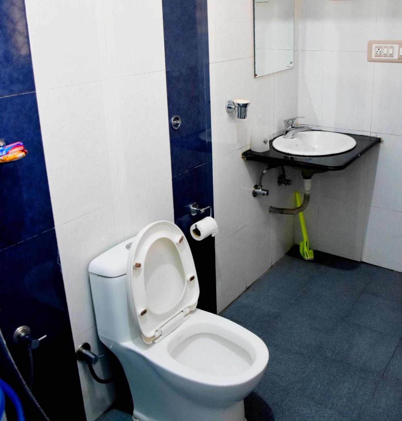 Deluxe Double Room with Balcony - Photo 17