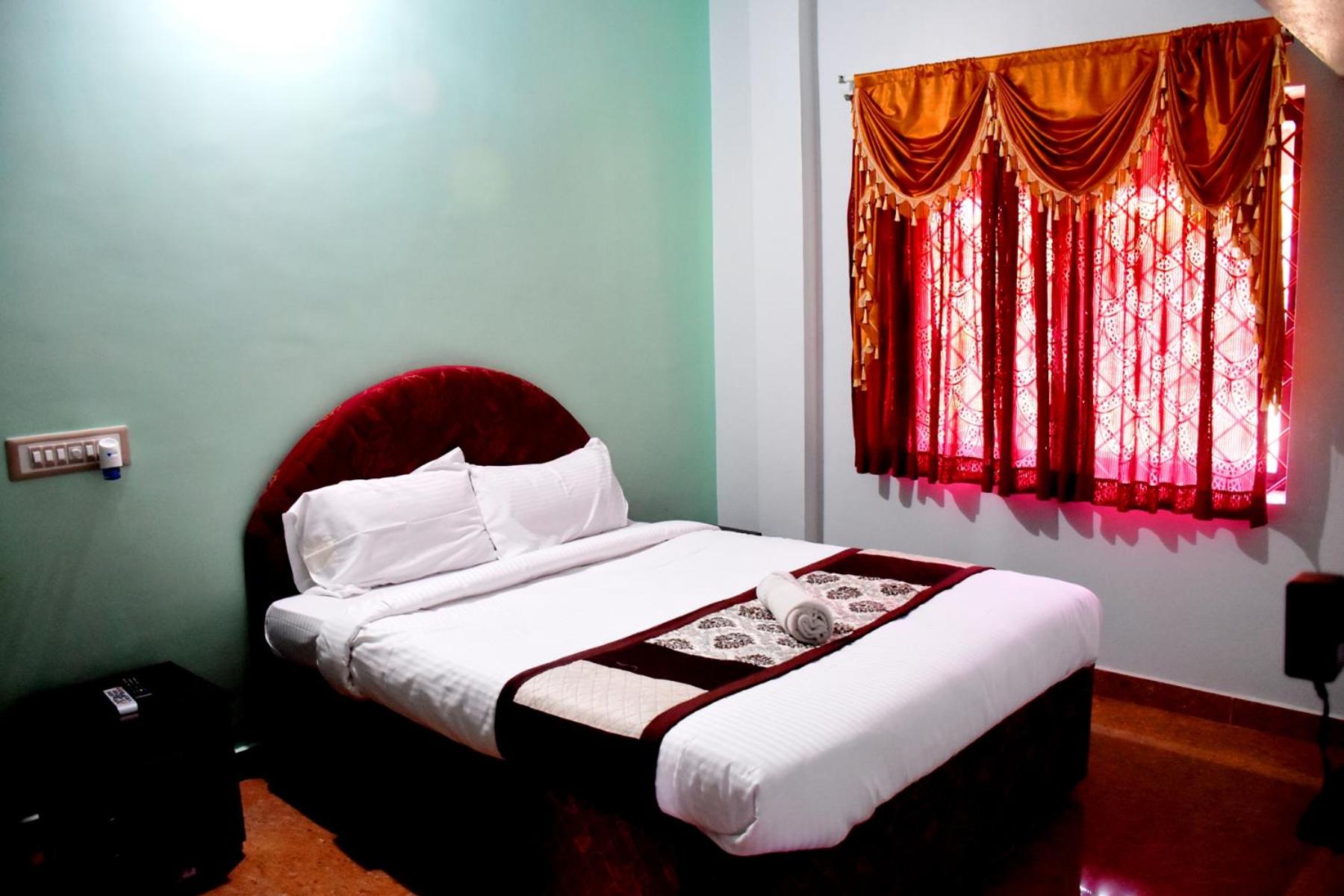 Deluxe Double Room with Balcony - Photo 8